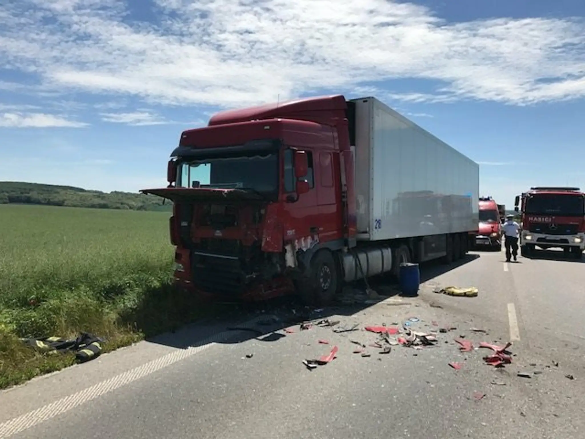 Auto sa čelne zrazilo s kamiónom.