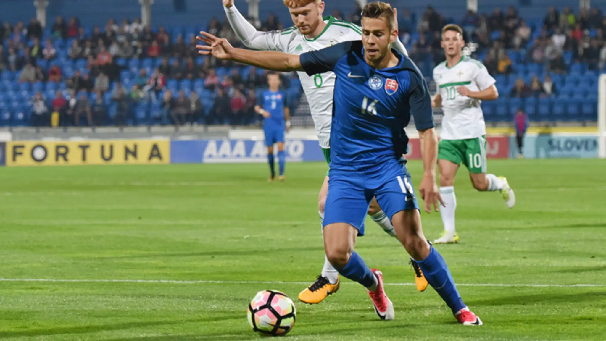 Na snímke sprava David Hancko (Slovensko) a Dale Gorman (Sev. Írsko)