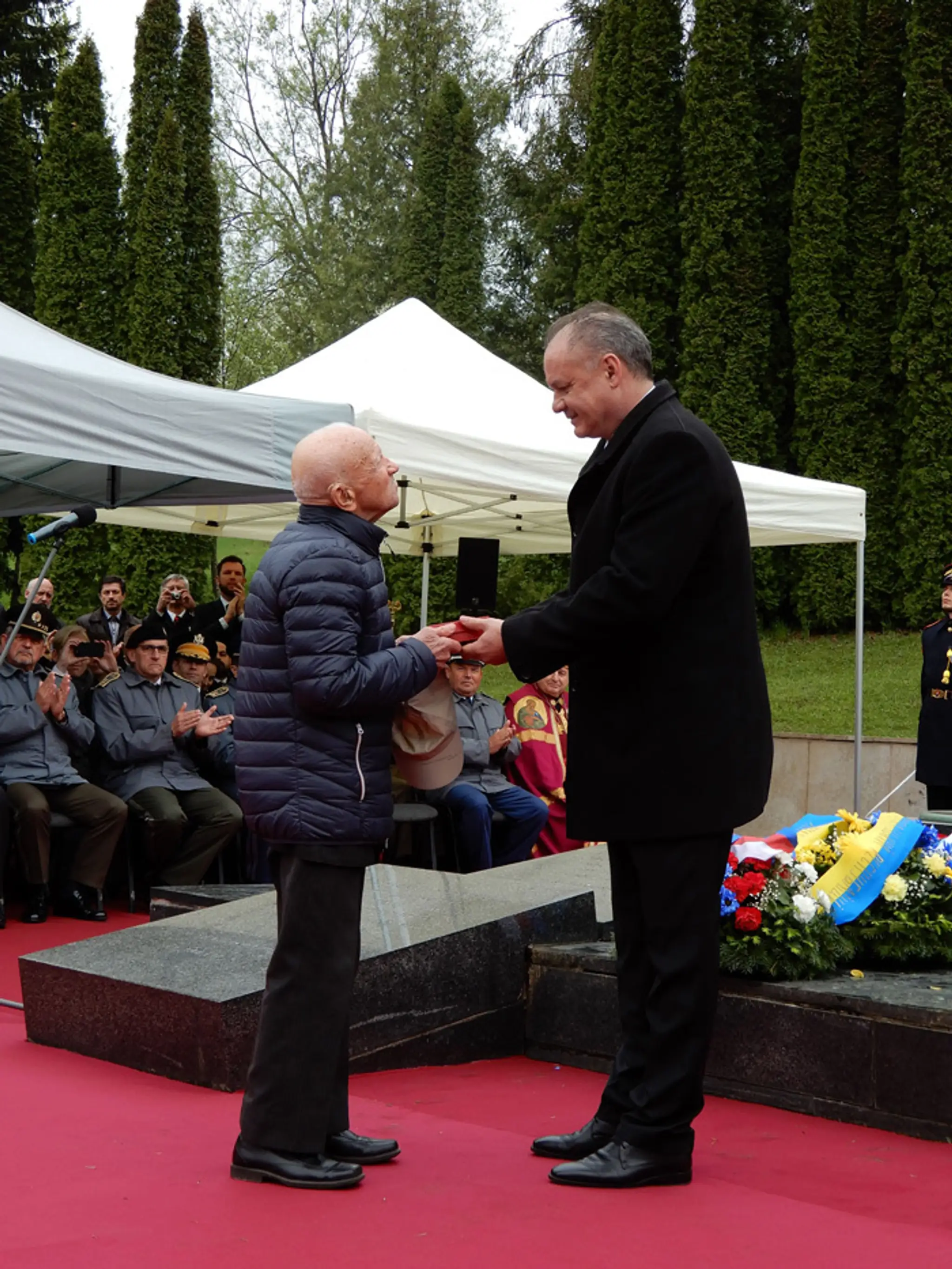 Nikolaj Alexandrovič Melnikov si ho prevzal osobne vyznamenie od Andreja Kisku za oslobodenie Slovenska.