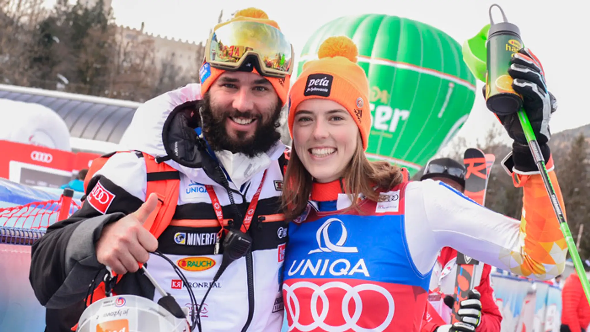 Petra Vlhová oslavuje s bratom Borisom víťazstvo v slalome v Lienzi.