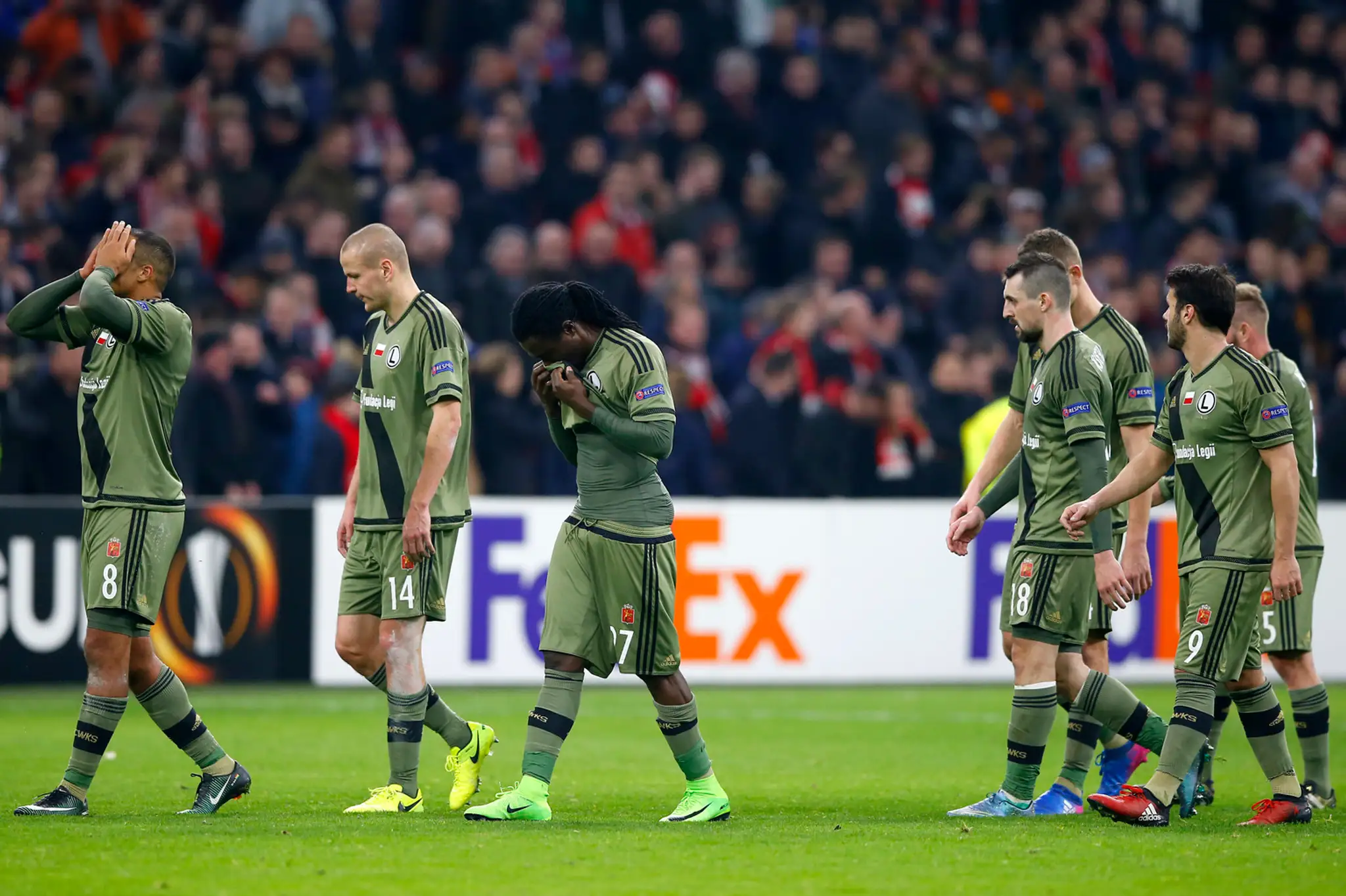 Sklamaní hráči Legie Varšava po vypadnutí v šestnásťfinále EL proti Ajaxu Amsterdam.