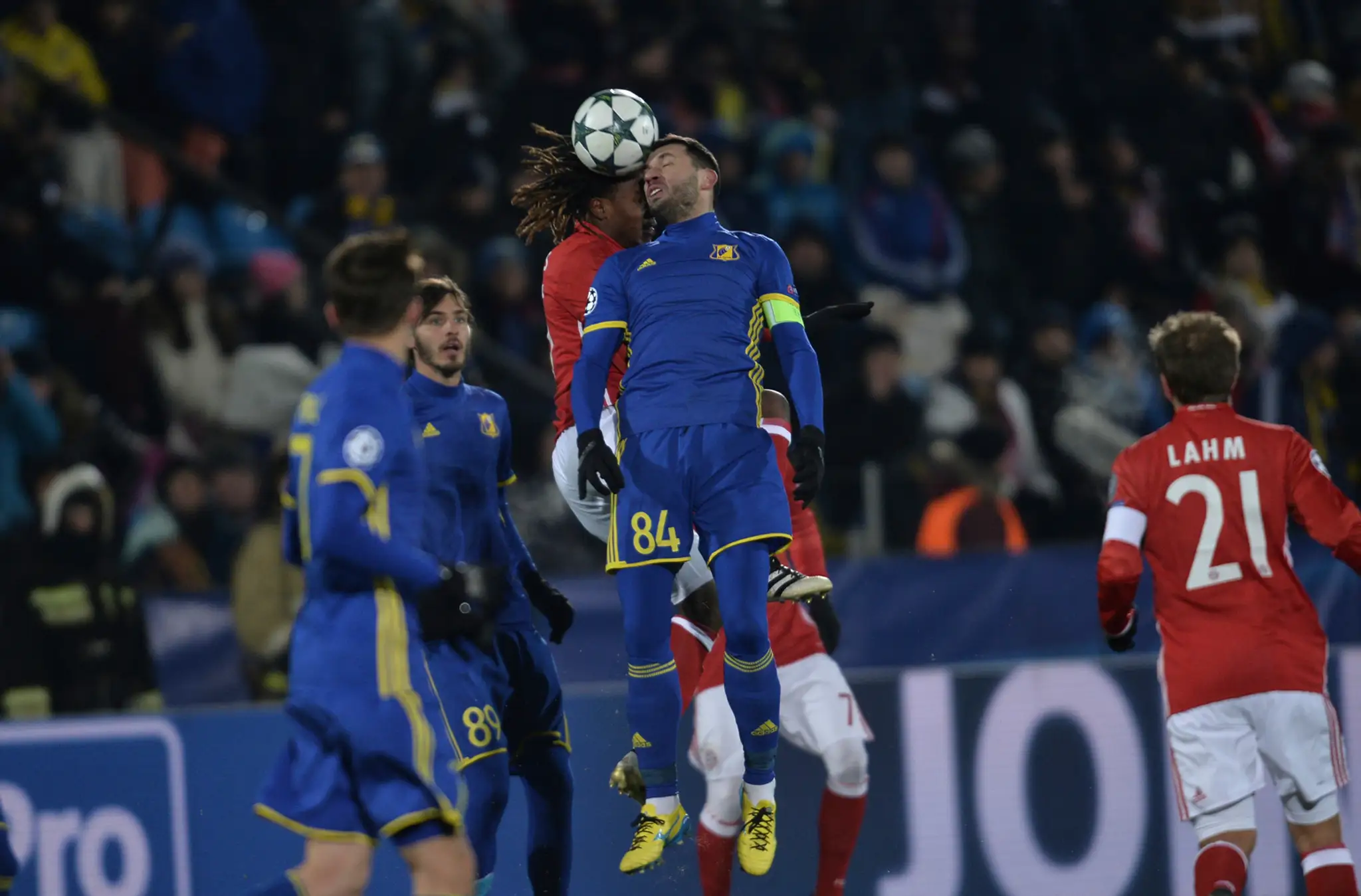 Mladík Bayernu Renato Sanches (v červenom) v hlavičkovom súboji s Aleksandrom Gackanom z FK Rostov v dueli LM.