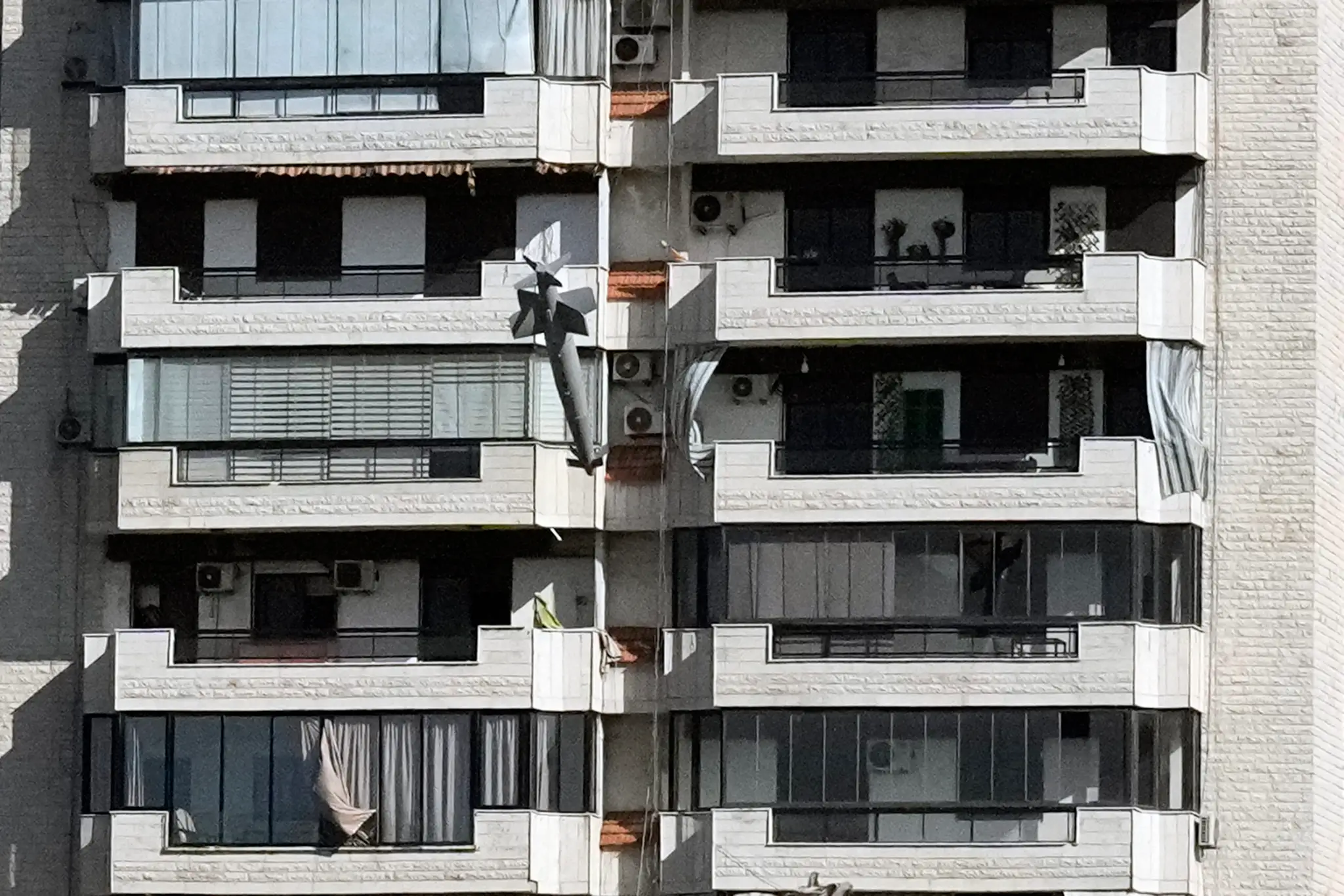 Fotograf odfotil izraelskú raketu pred nárazom do budovy v Bejrúte.