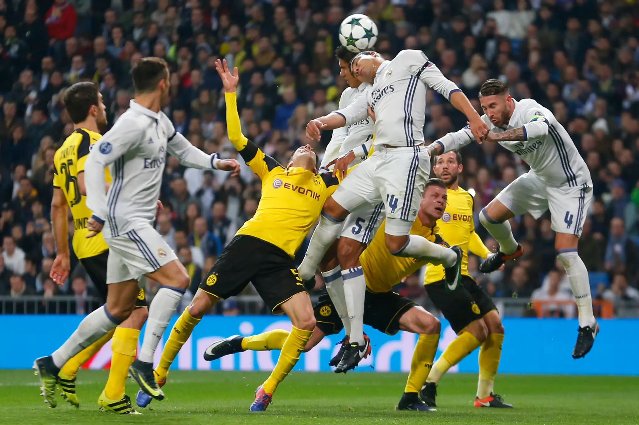 Casemiro (vpredu) z Realu Madrid hlavičkuje do lopty v dueli LM proti Borusii Dortmund.
