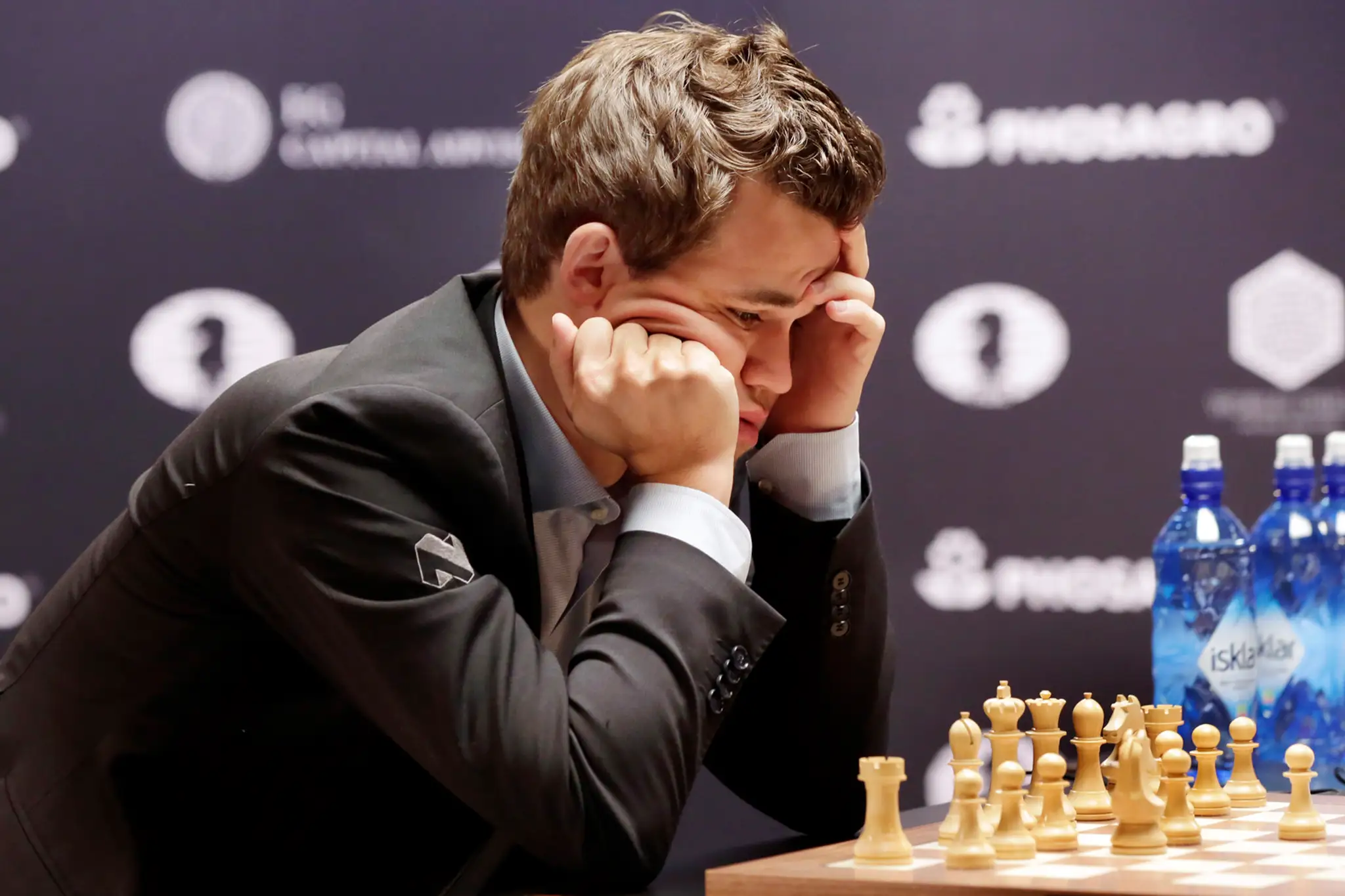 Vľavo nórsky úradujúci majster sveta Magnus Carlsen a vpravo ruský vyzývateľ Sergej Karjakin počas 12. partie zápasu o titul maj