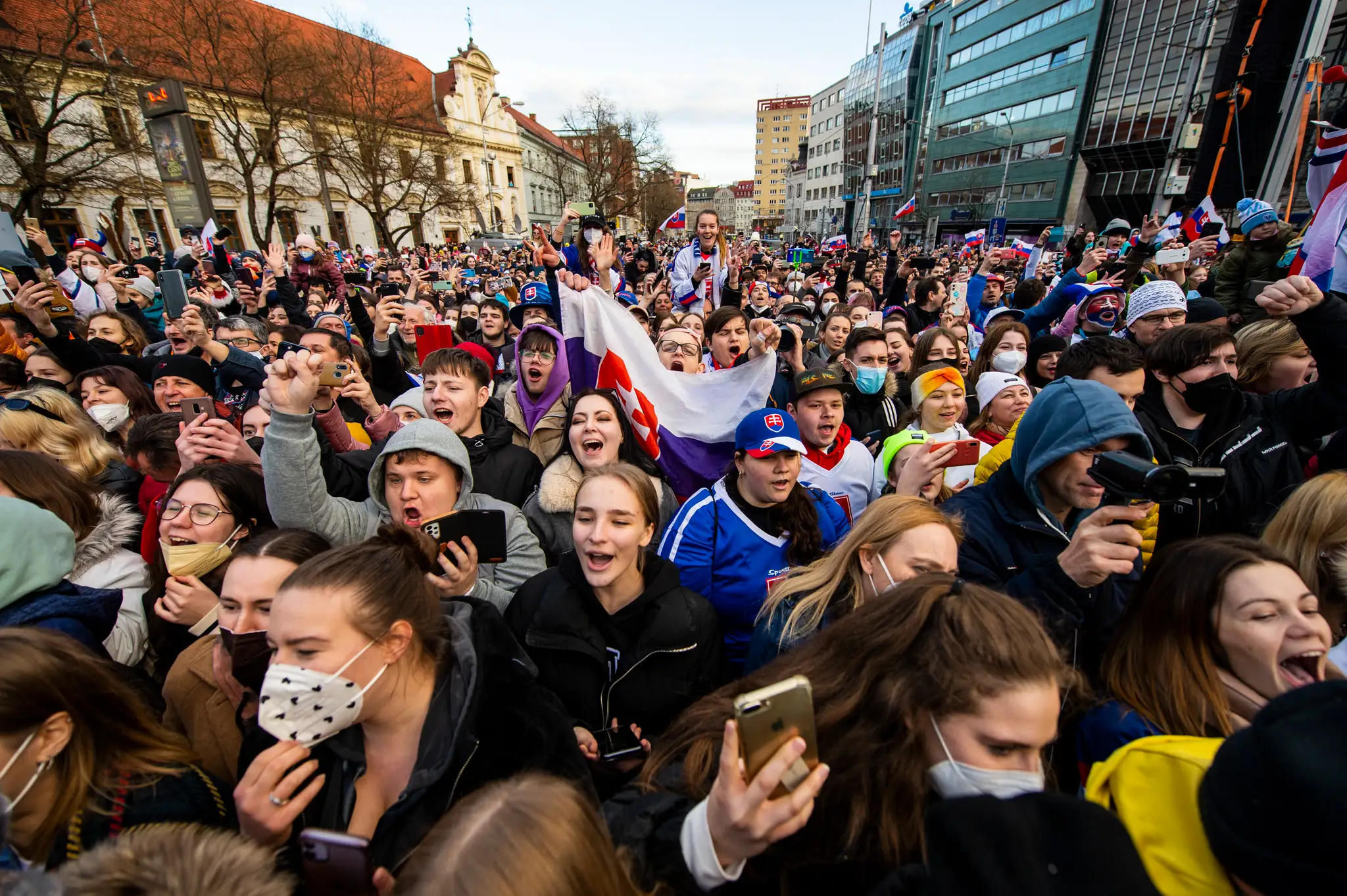Fanúšikovia počas osláv s bronzovými hokejovými medailistami na Námestí SNP v Bratislave.
