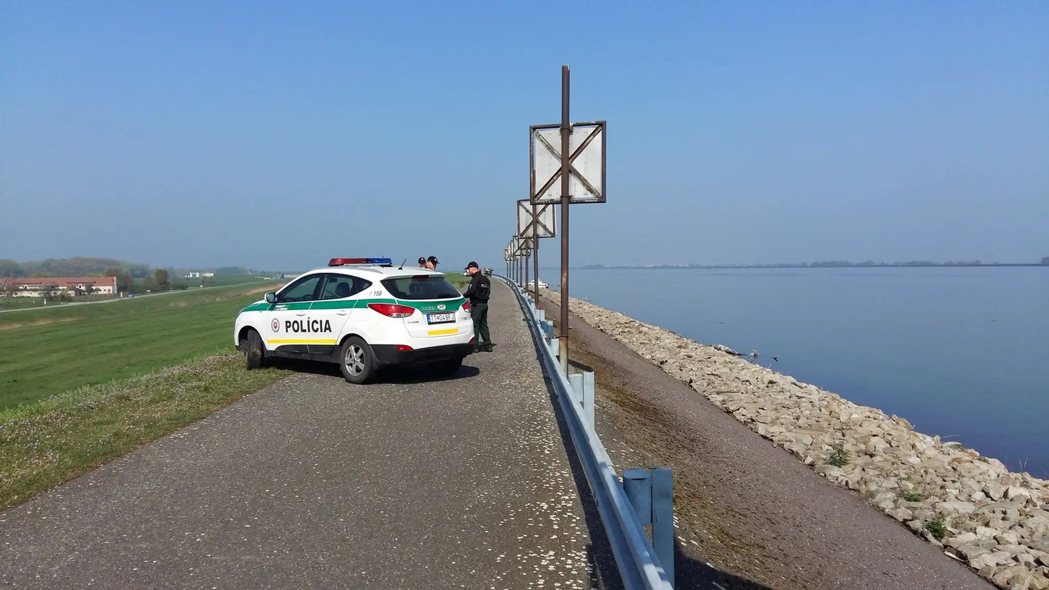 Polícia zaisťuje miesto