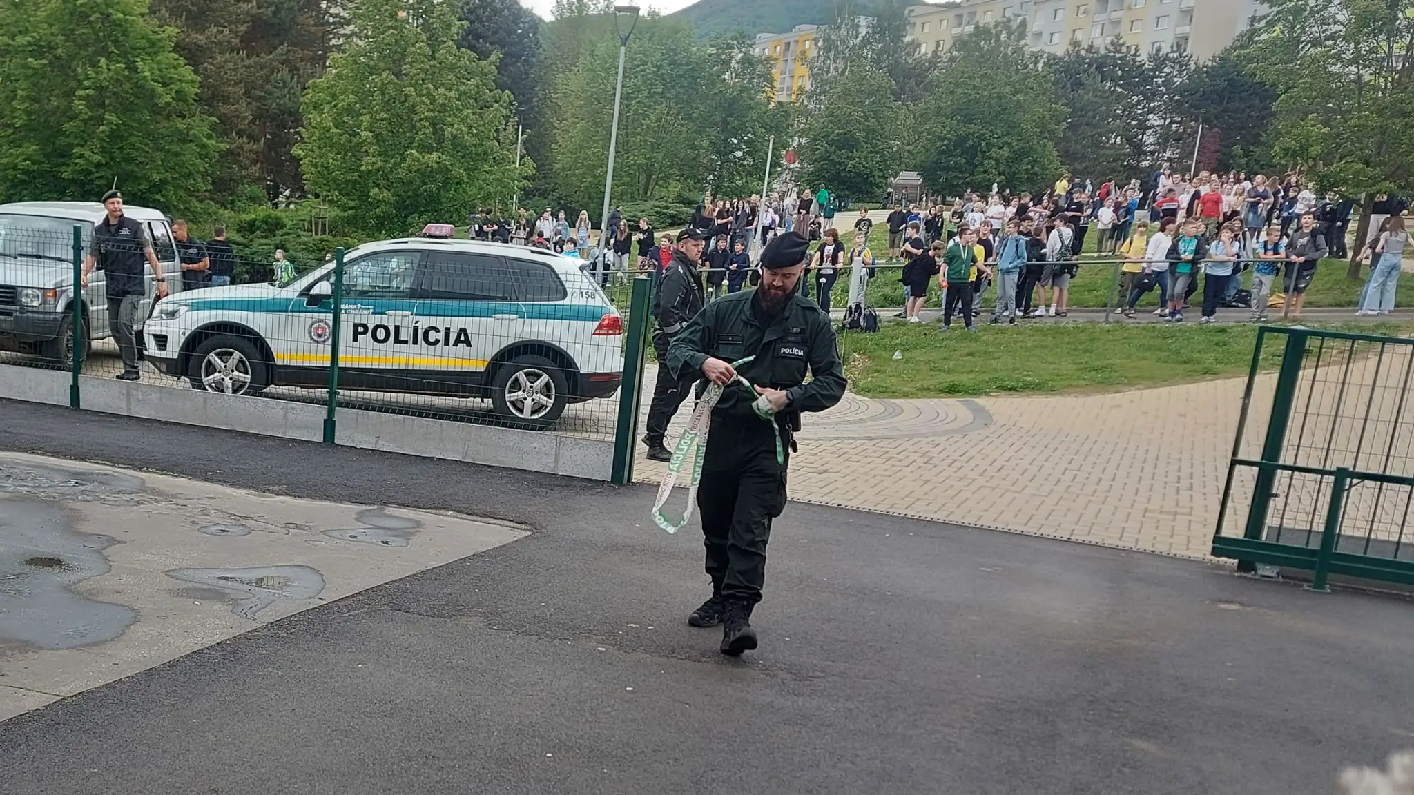 Policajti na ZŠ Sitnianska 32 v Banskej Bystrici.