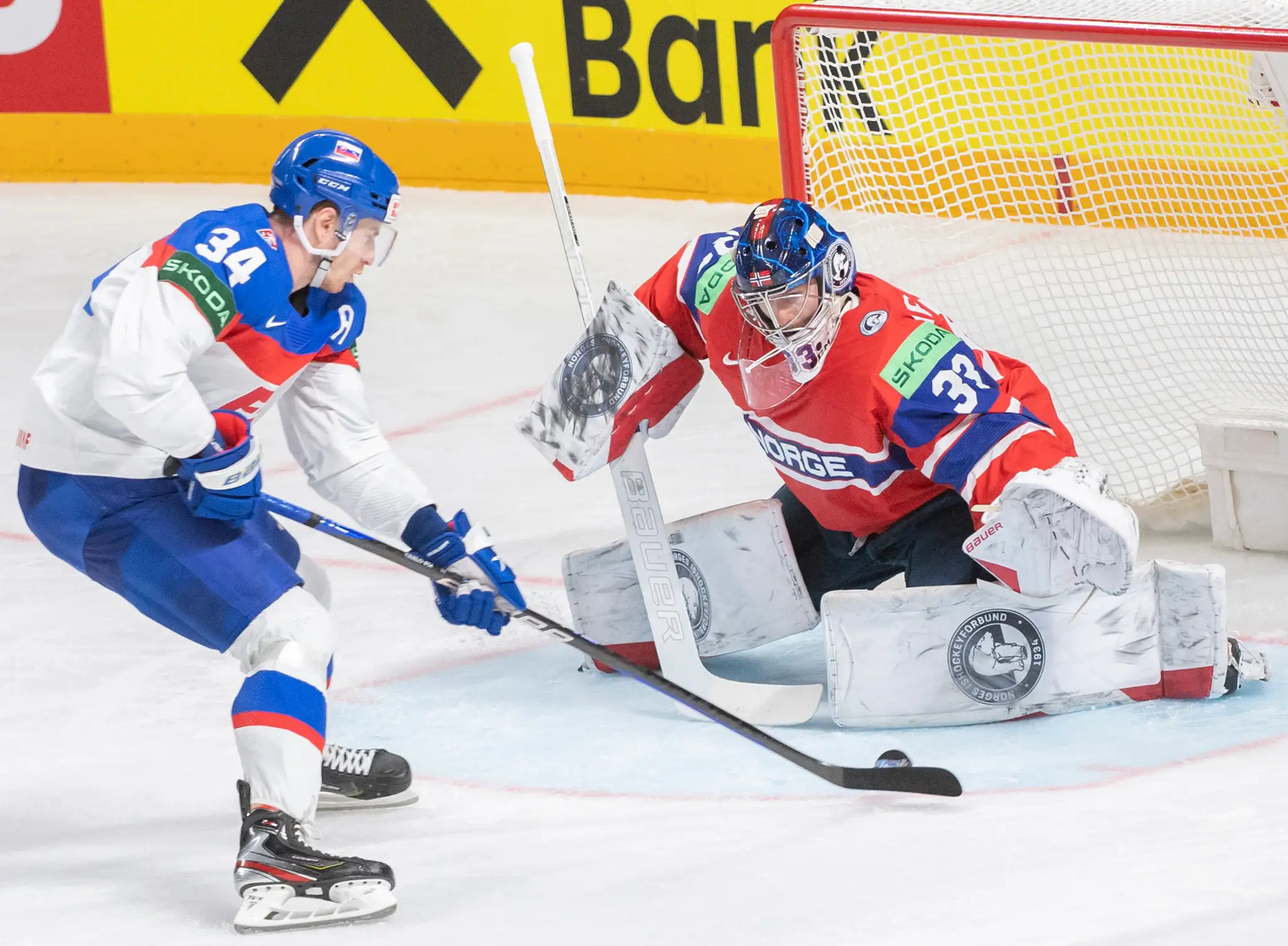 Vľavo Peter Cehlárik (Slovensko) a vpravo brankár Henrik Haukeland (Nórsko) v zápase na MS 2023.