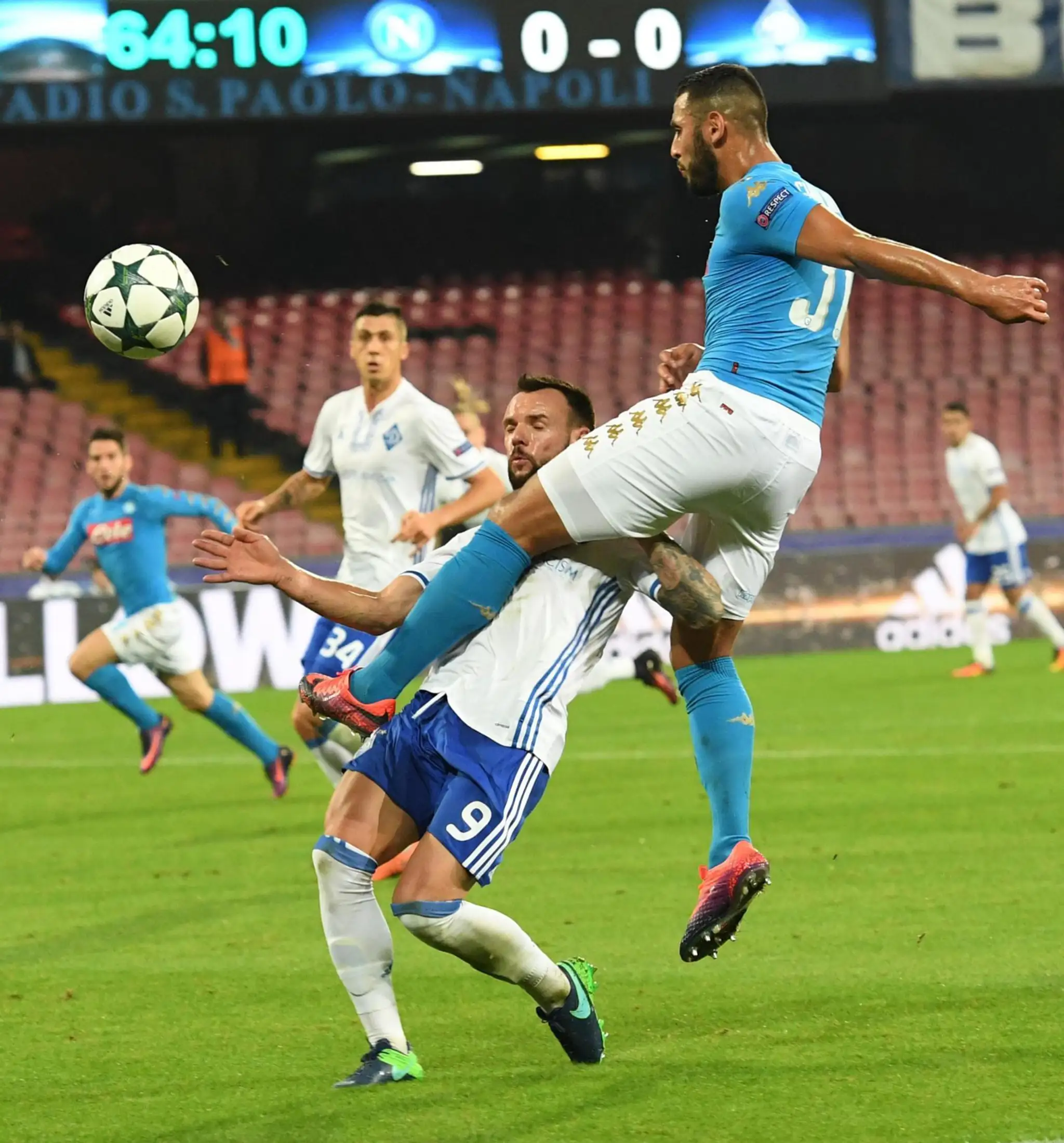 Faouzi Ghoulam (vpravo) z SSC Neapol proti Mykolovi Moroziukovi z Dynama Kyjev v dueli LM.