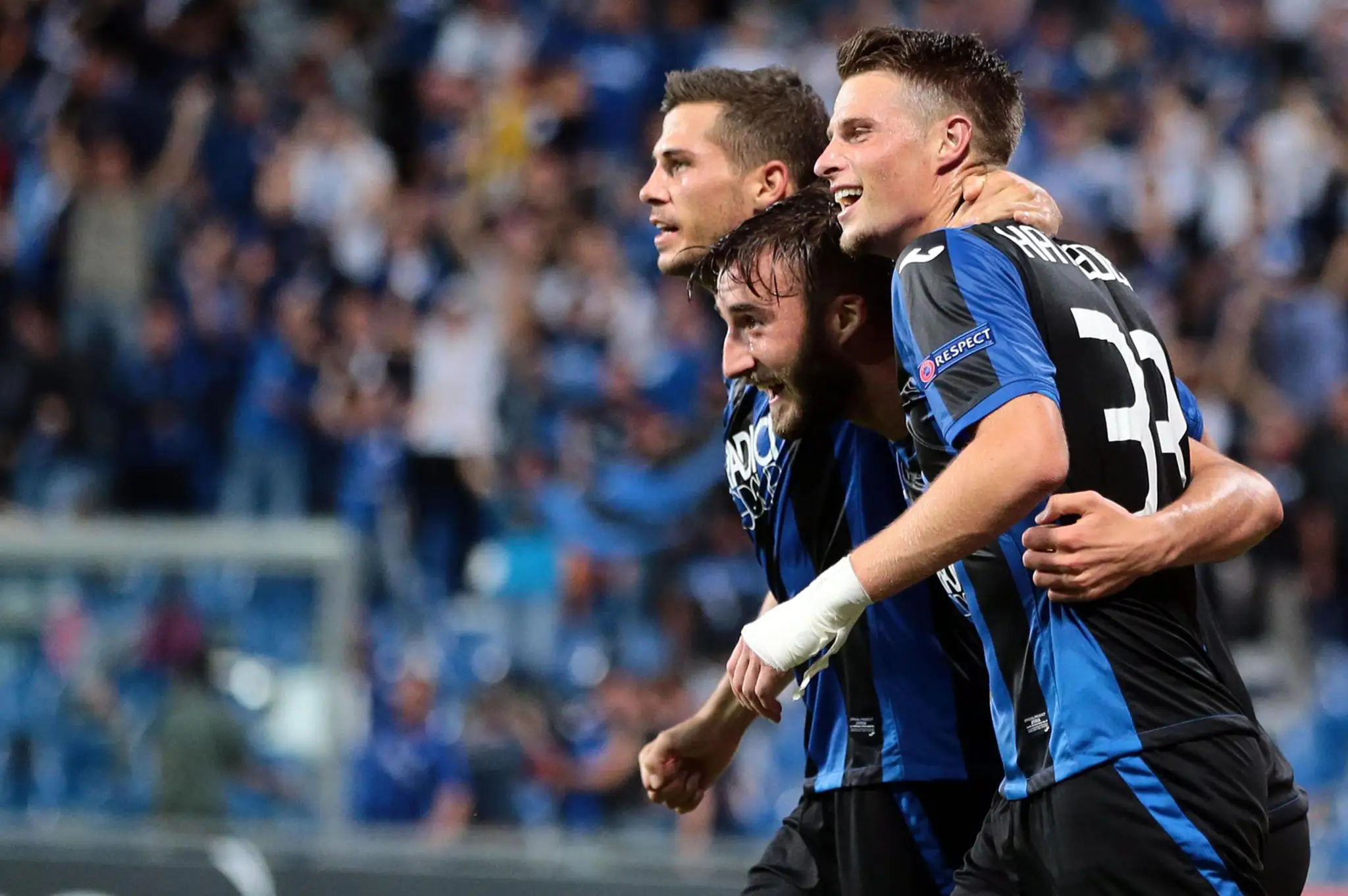 Brian Cristante (v strede) sa teší so spoluhráčmi z Atalanty z gólu v dueli EL proti Evertonu.