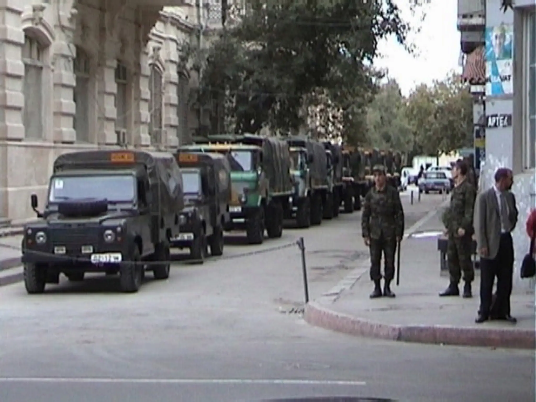 Zásah polície počas protestu po prezidentských voľbách v Baku pred sídlom opozičnej strany Musavat.