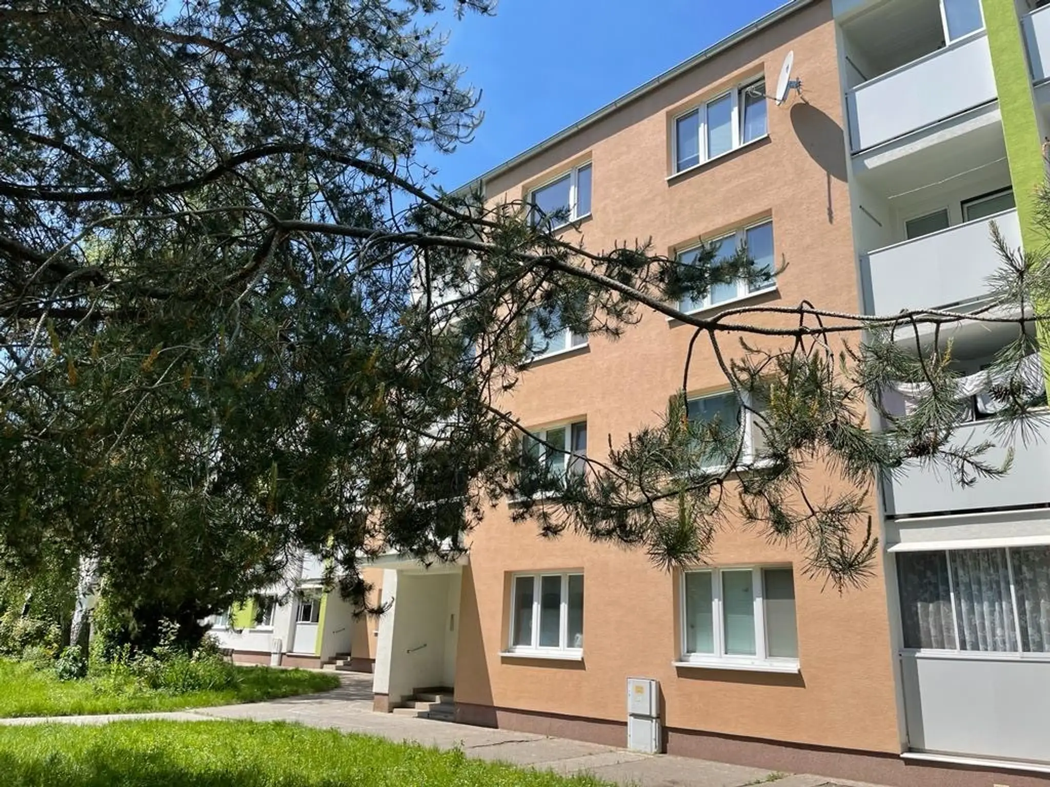 Bytovka, z ktorej z okna na najvyššom poschodí vypadol chlapec.