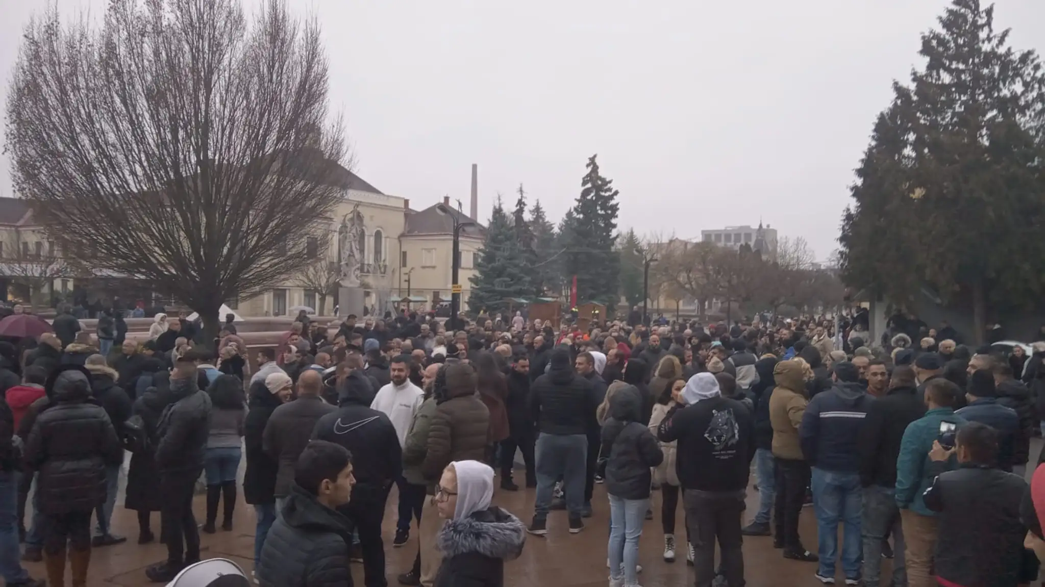 Stovky Rómov na námestí v Michalovciach