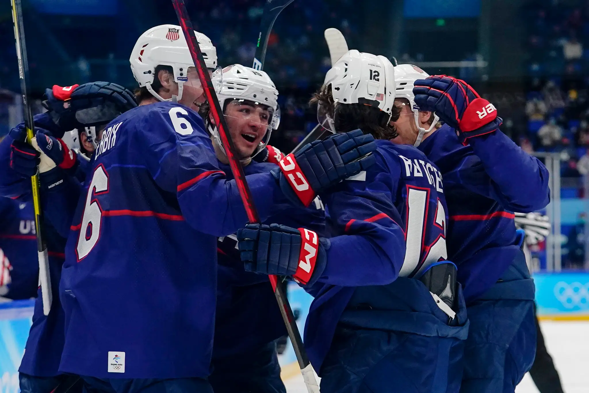 Hráči USA oslavujú gól vo štvrťfinále ZOH 2022 proti Slovensku.