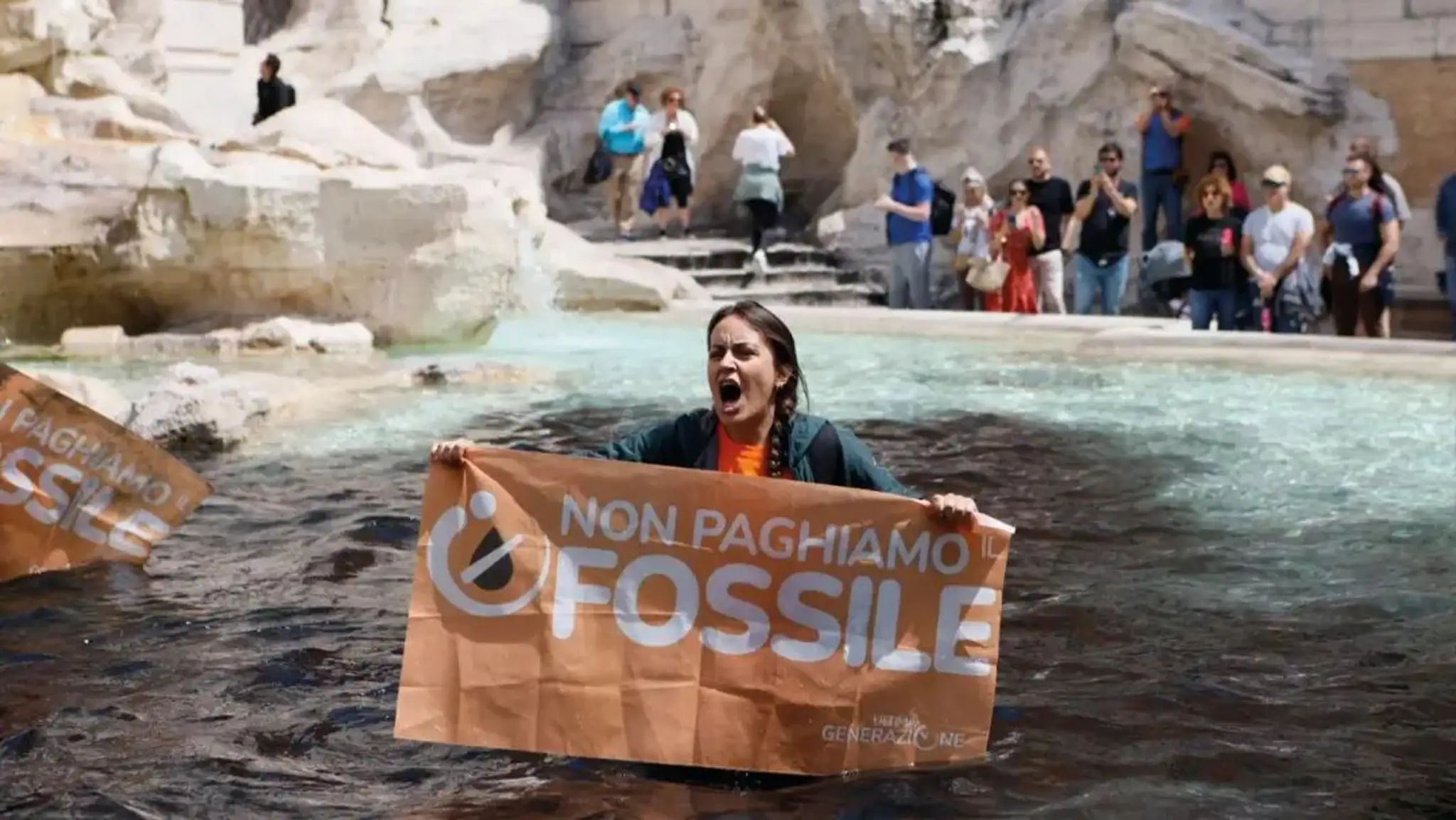 Protest klimatických aktivistov vo Fontáne di Trevi v Ríme.