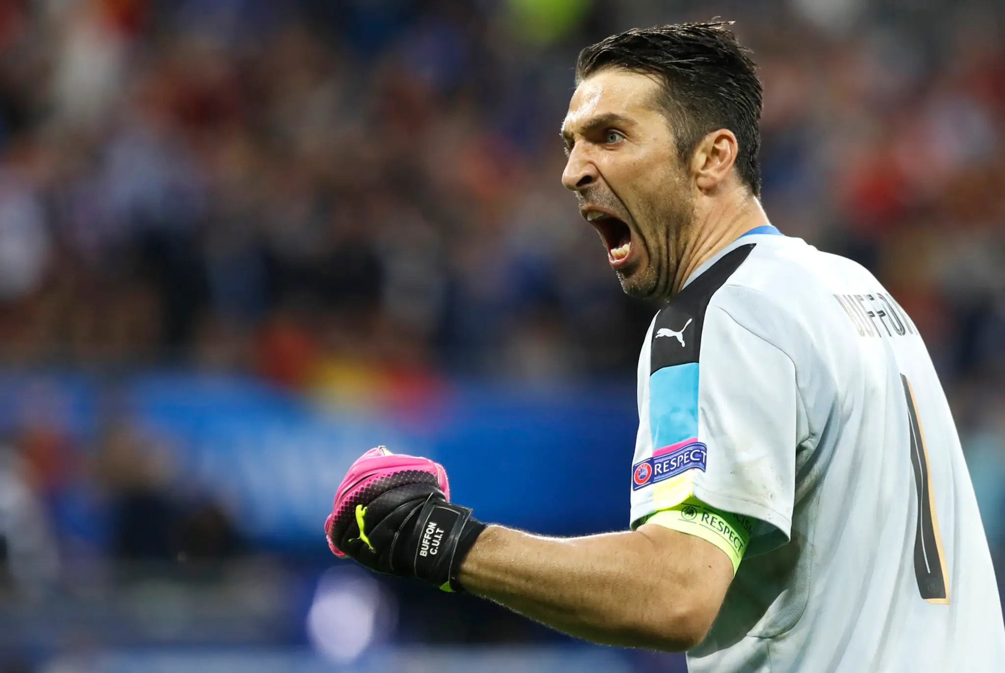 Brankárska legenda Gianluigi Buffon sa raduje z gólu spoluhráča Emanueleho Giaccheriniho proti Belgicku.