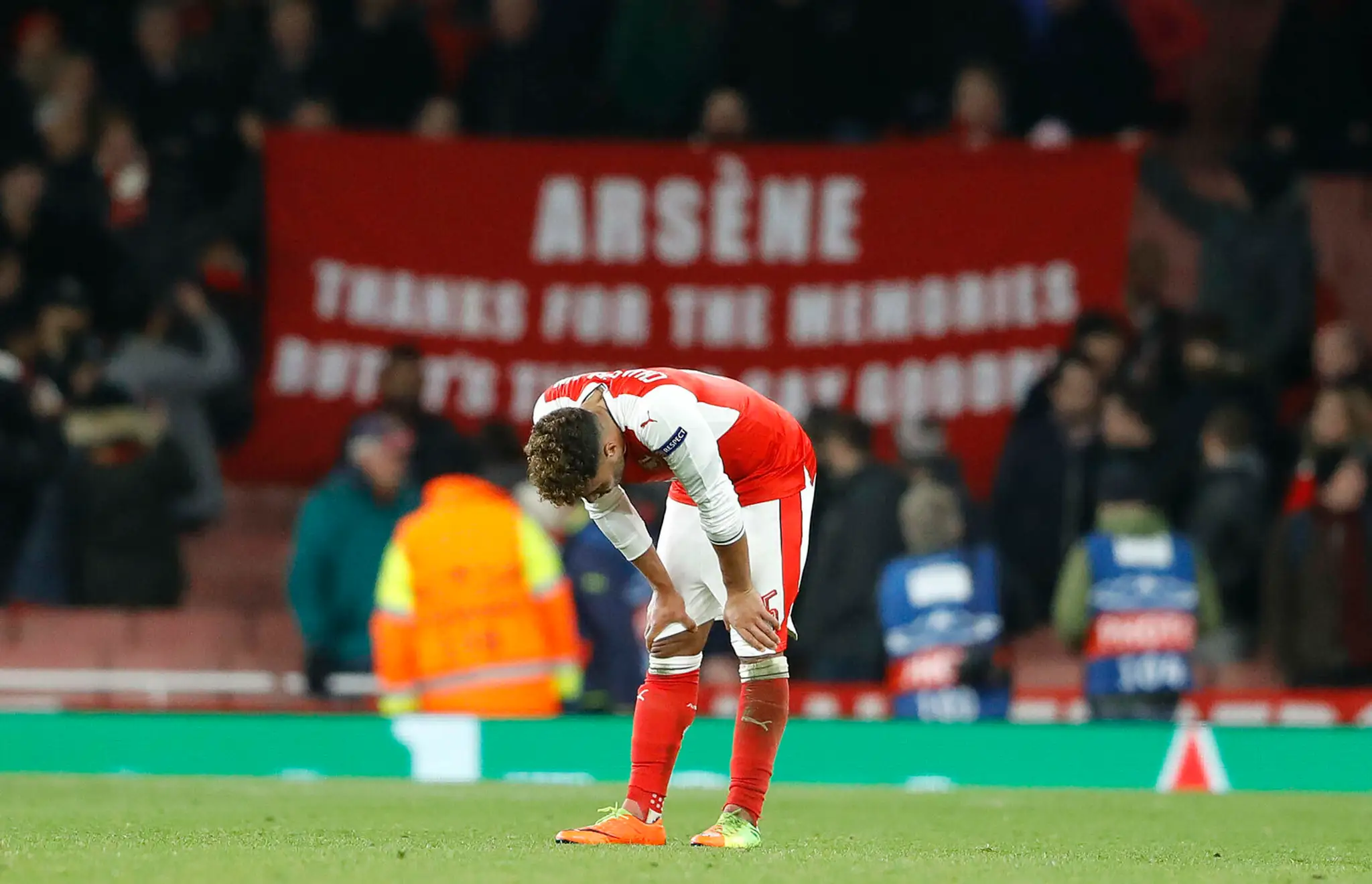 Sklamaný Alex Oxlade-Chamberlain z Arsenalu po vypadnutí v osemfinále LM proti Bayernu.