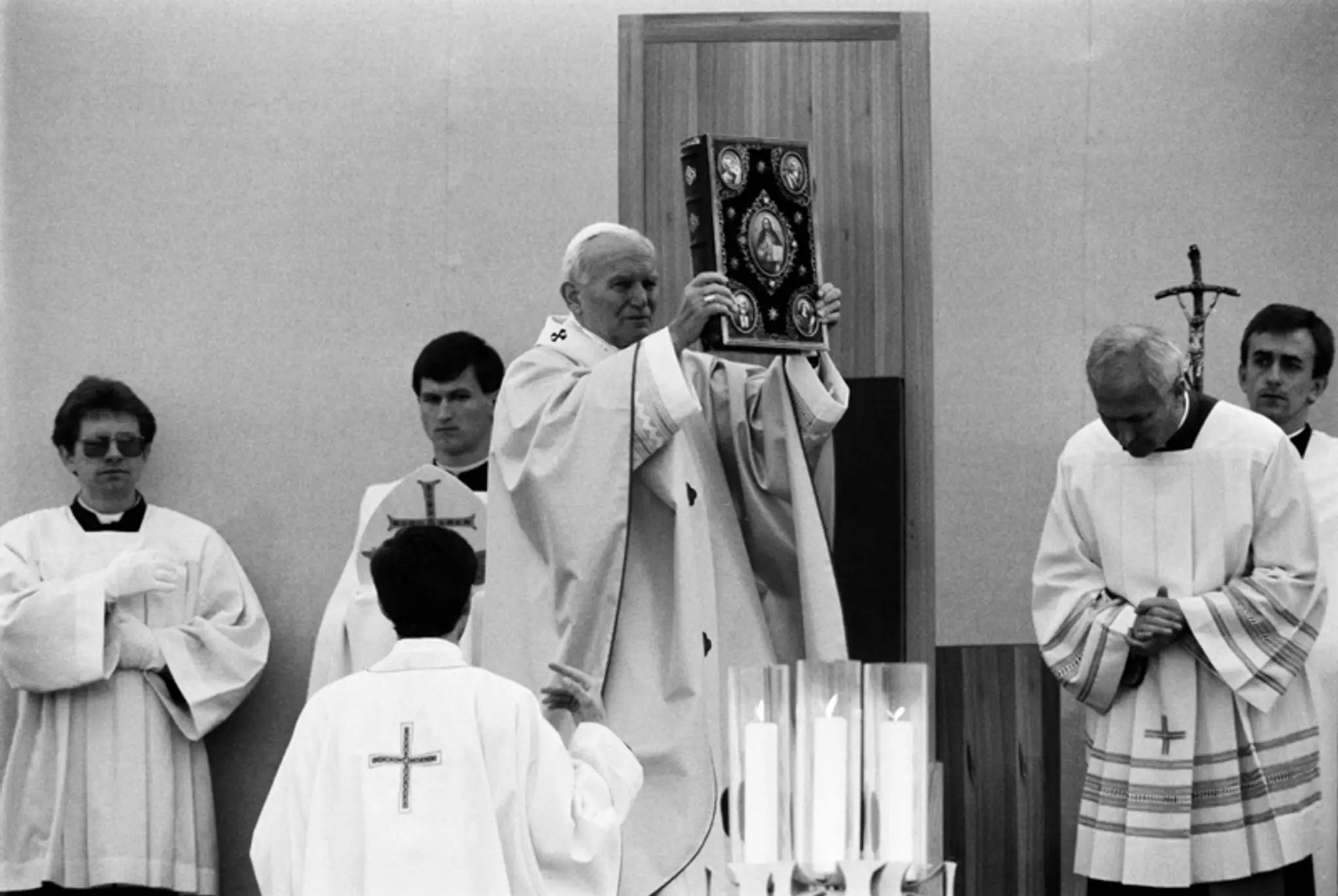 Omša, ktorú na vajnorskm letisku v apríli 1990 celebroval pápež Ján Pavol II.
