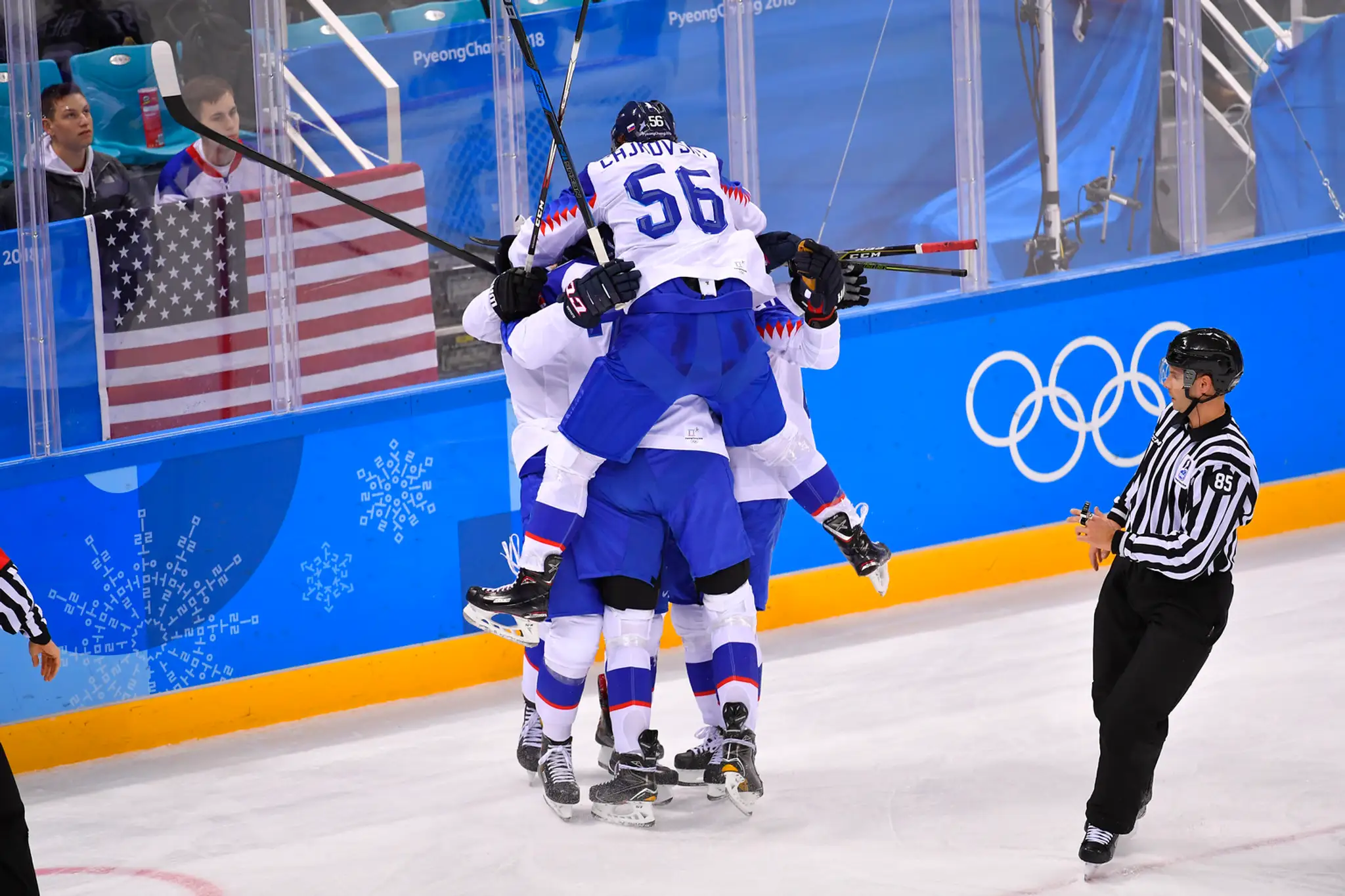 Broc Little (vpravo) z USA padá v súboji s Ivanom Barankom v zápase na ZOH 2018.