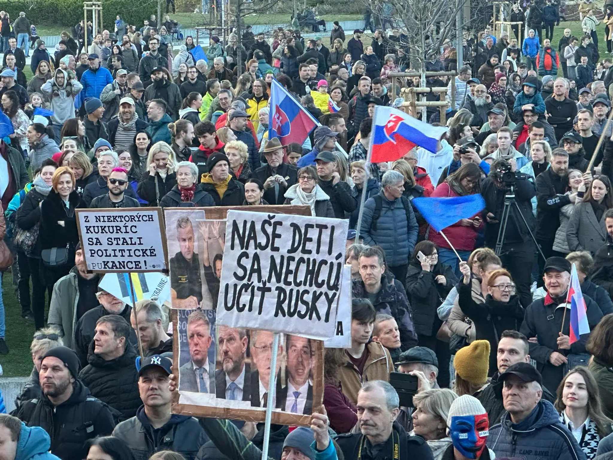 Ľudia protestujú proti vláde
