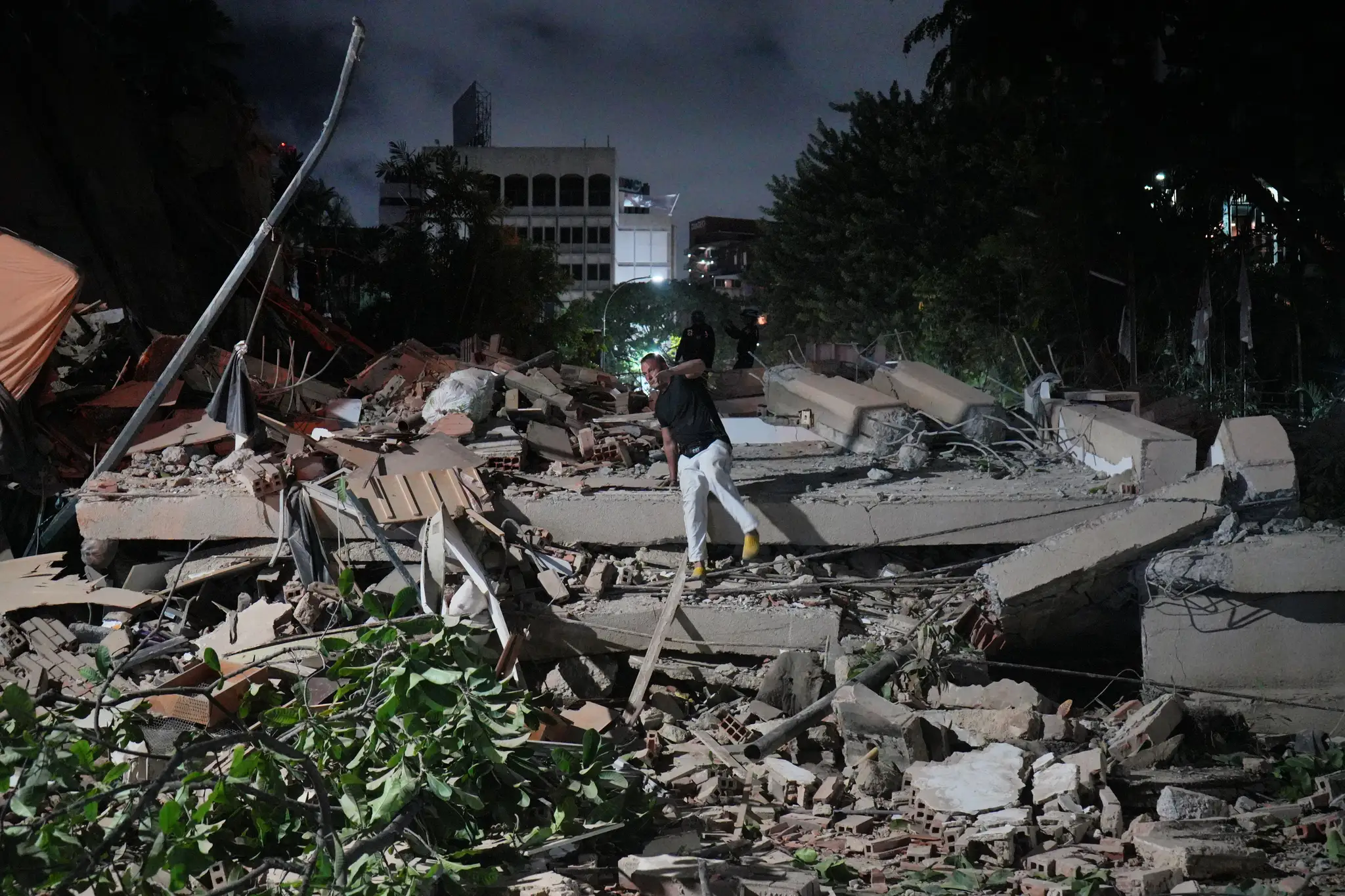 Na snímke muž skáče po ruinách budovy po zemetrasení, ktoré postihlo venezuelské hlavné mesto Caracas.