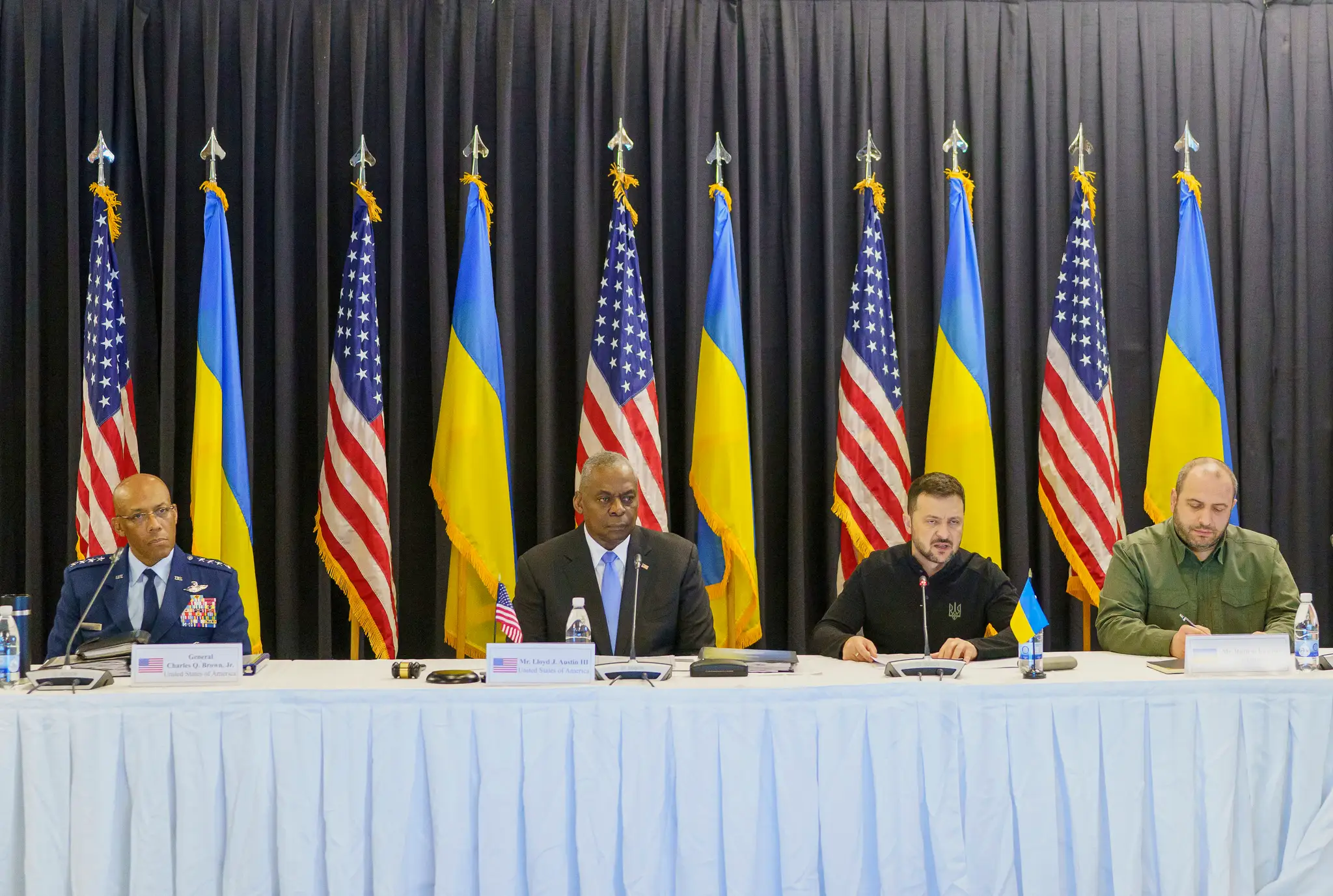Na snímke zľava náčelník Generálneho štábu vzdušných síl USA generál Charles Brown, americký minister obrany Lloyd Austin, ukrajinský prezident Volodymyr Zelenskyj a ukrajinský minister obrany Rustem Umerov.