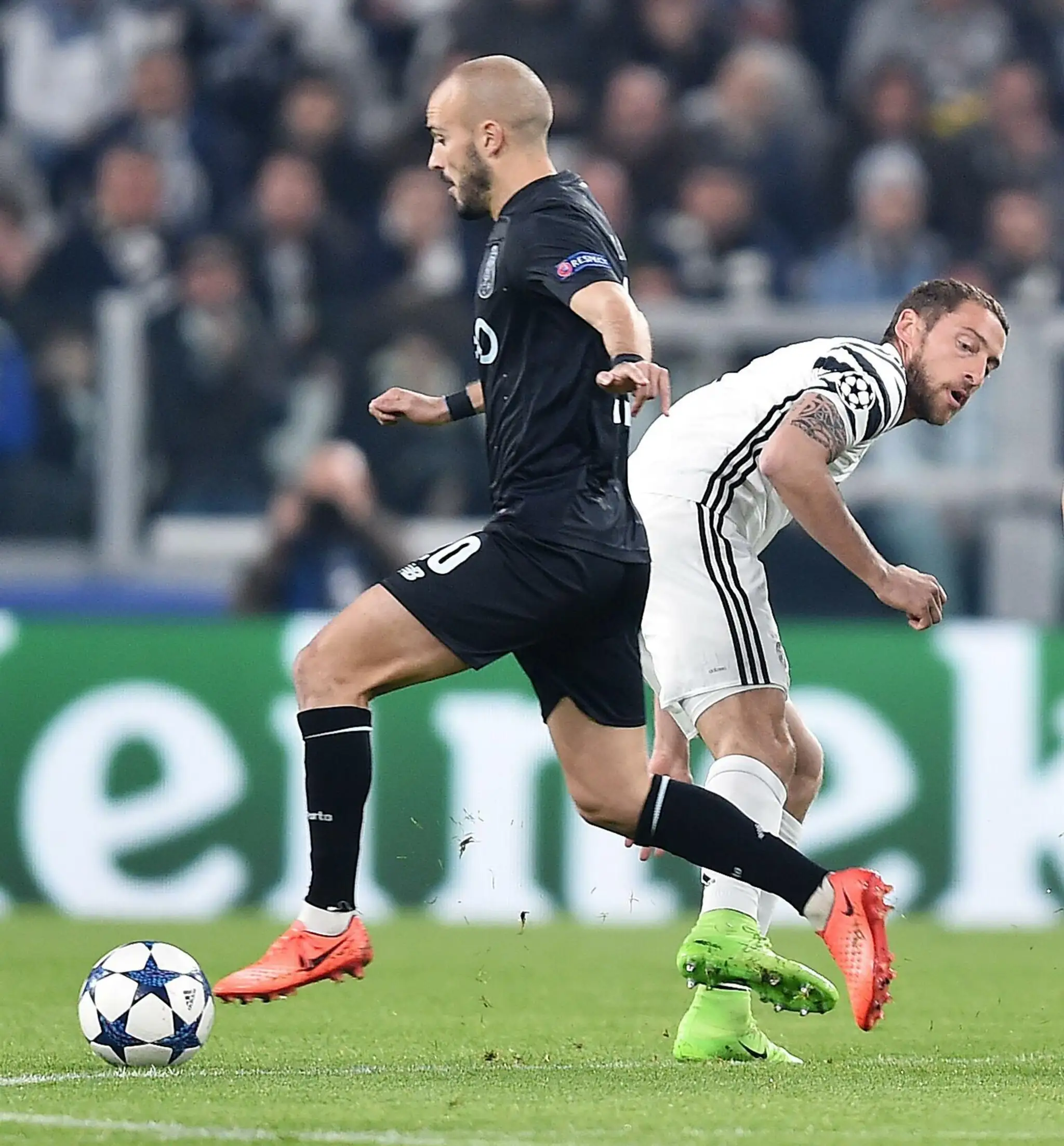 André André (vľavo) z Porta uniká Claudiovi Marchisiovi v odvete osemfinále LM proti Juventusu.