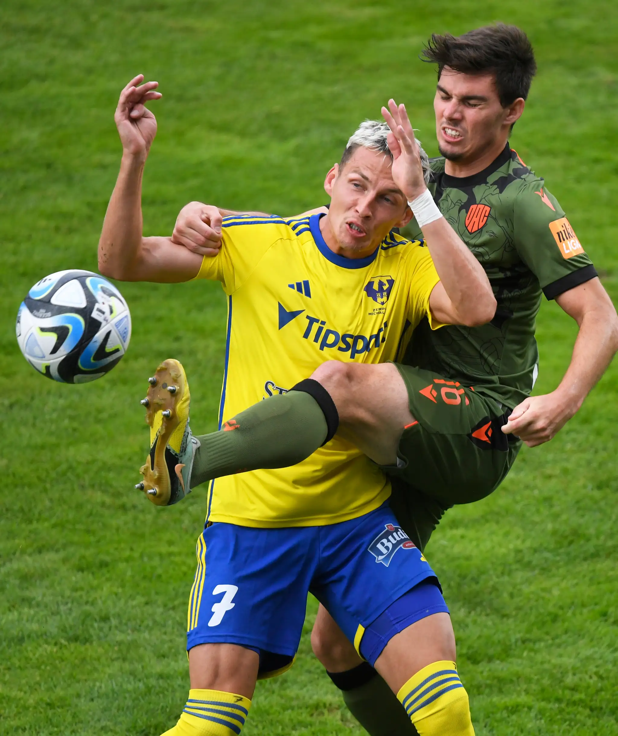Na snímke zľava Daniel Pavúk (Michalovce) a Mateus Bruneti Valor (Dunajská Streda).