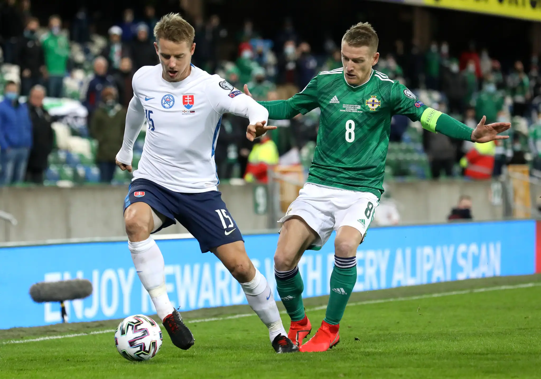 Severoír Paddy McNair sa teší po góle vo finále play off EURO 2020 proti Slovensku.