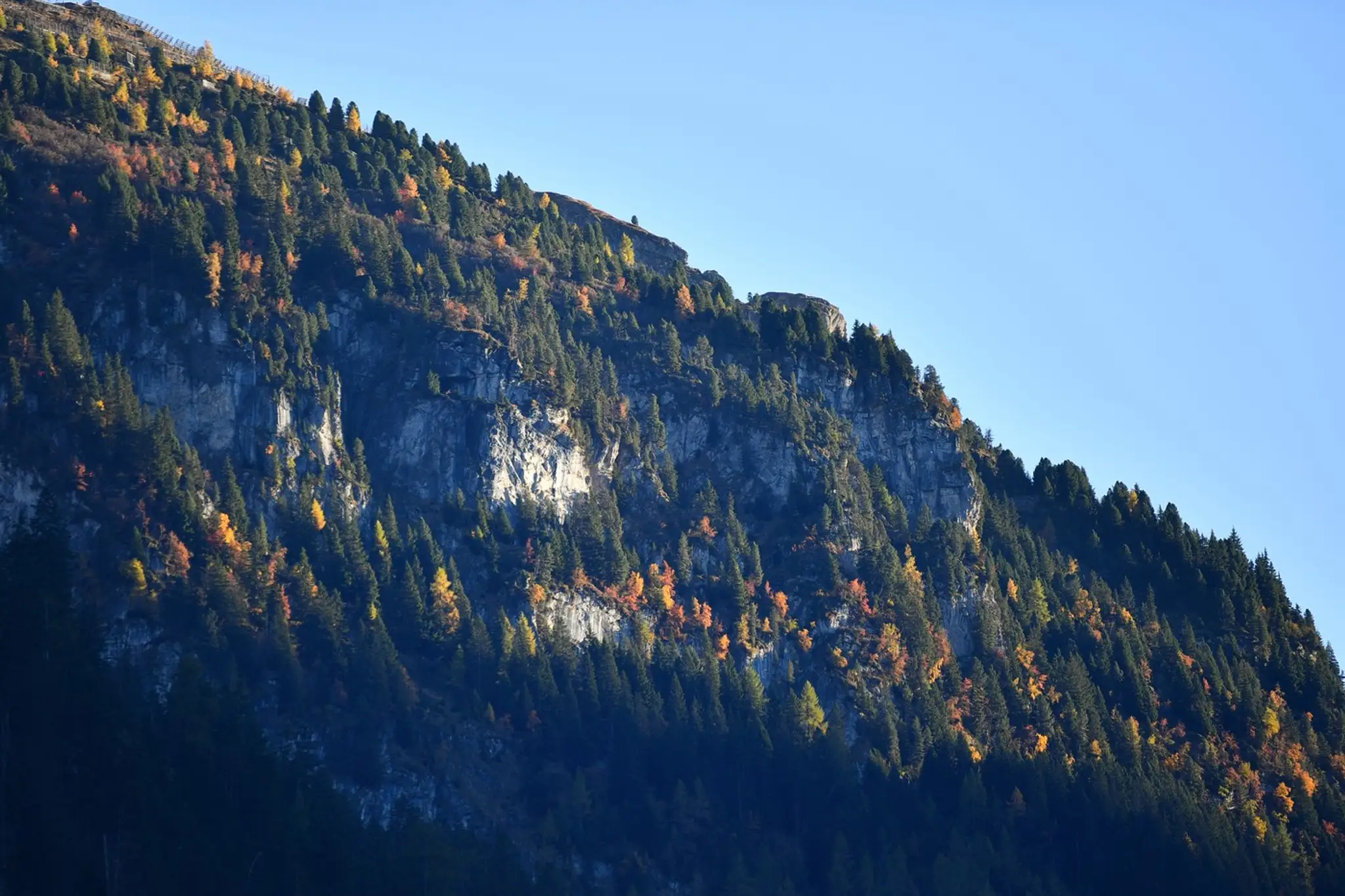 Skaly nad obcou Kandersteg.