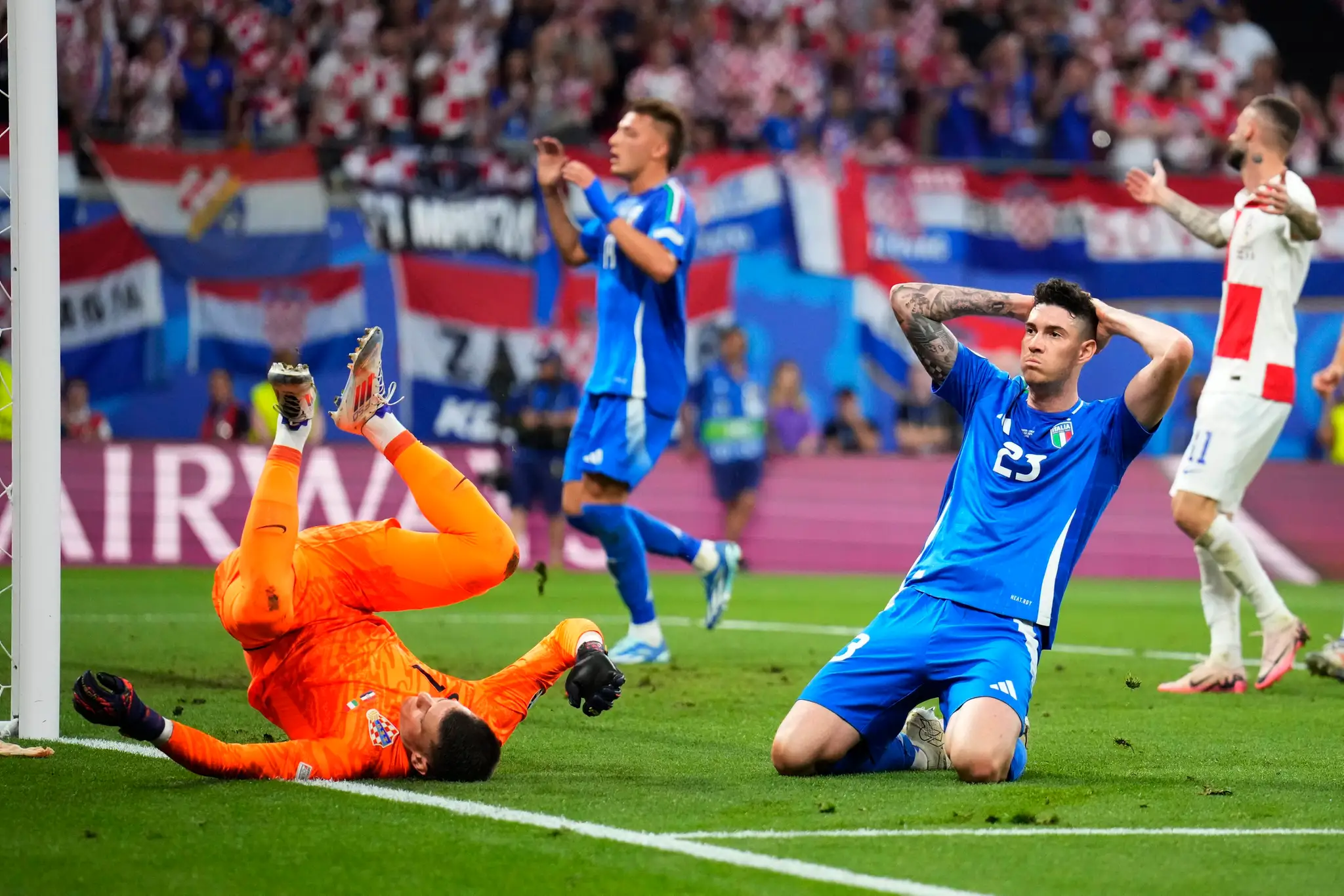 Talian Alessandro Bastoni sa chytá za hlavu po zahodenej príležitosti v dueli s Chorvátskom na ME 2024.