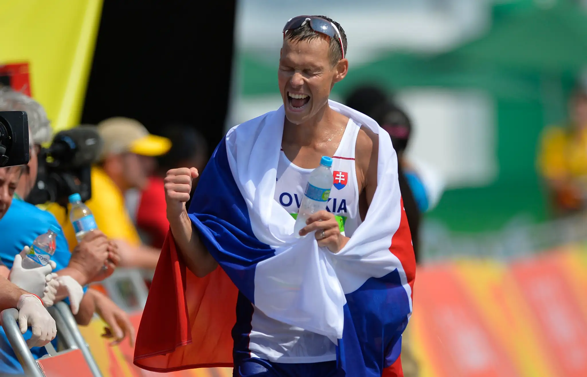 Na snímke slovenský atlét Matej Tóth oslavuje víťazstvo a zisk zlatej olympijskej medaily