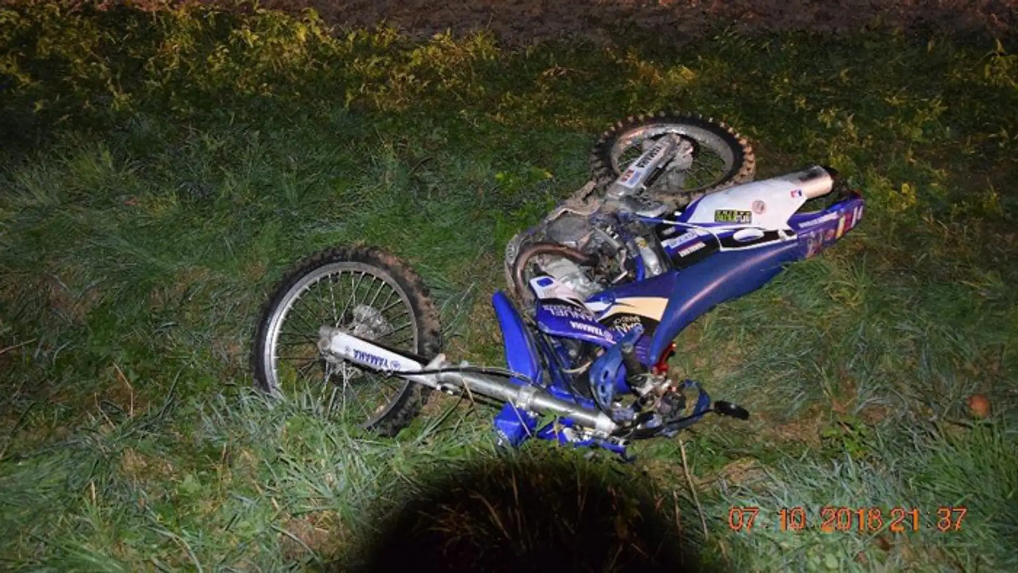 Poškodený motocykel po nehoda v katastri obce Dobroč.