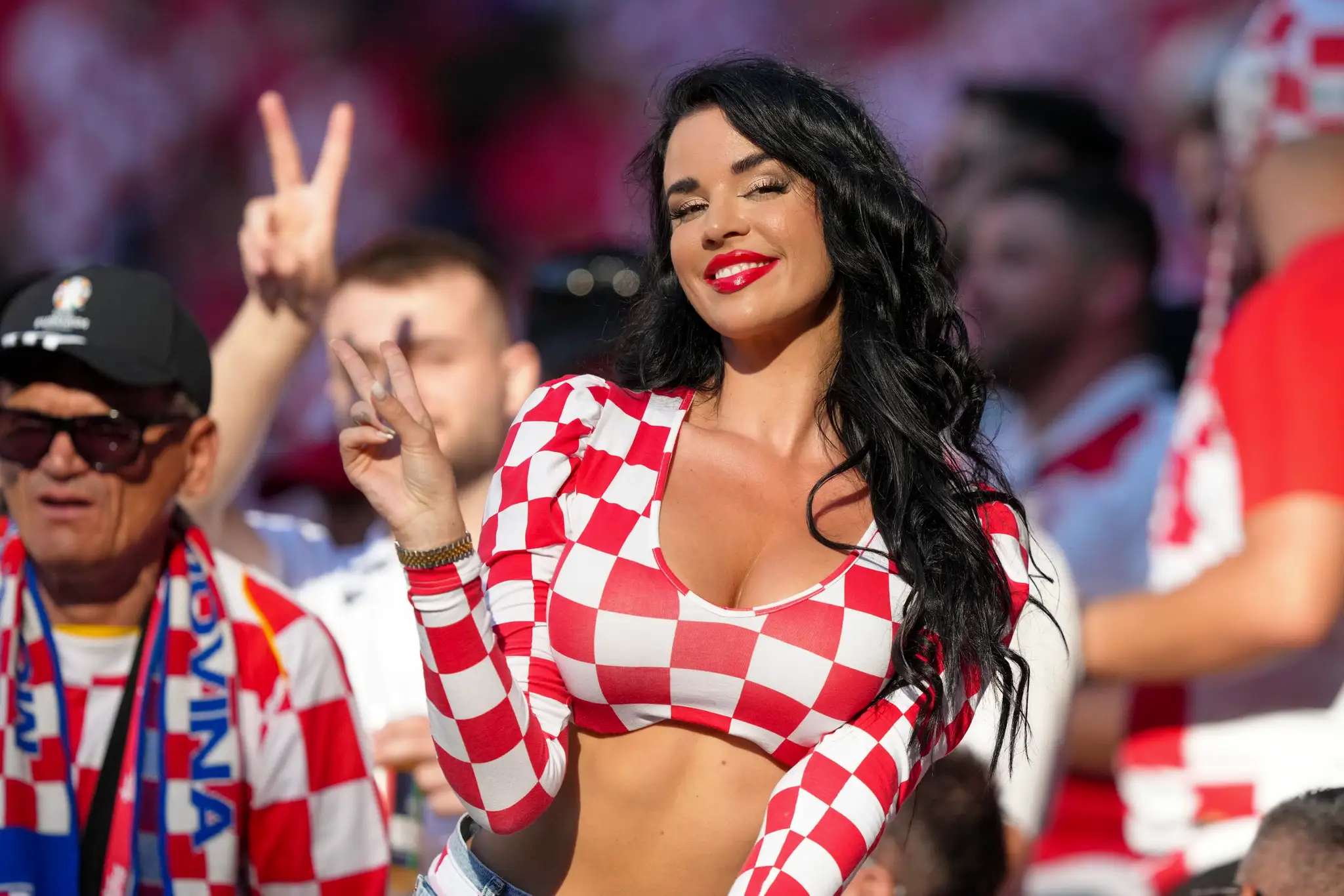 Chorvátska influencerka Ivana Knoll pred zápasom s Talianskom na ME 2024.