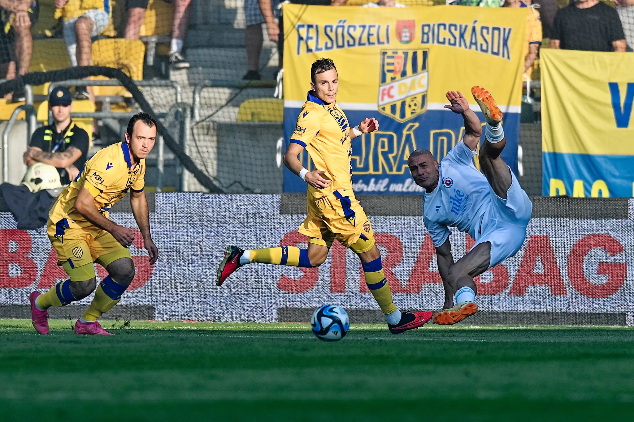 Zľava hráči DAC Miroslav Káčer a Carlos Aleandre Alex Reis Pinto v zápase 7. kola Niké ligy proti Slovanu.