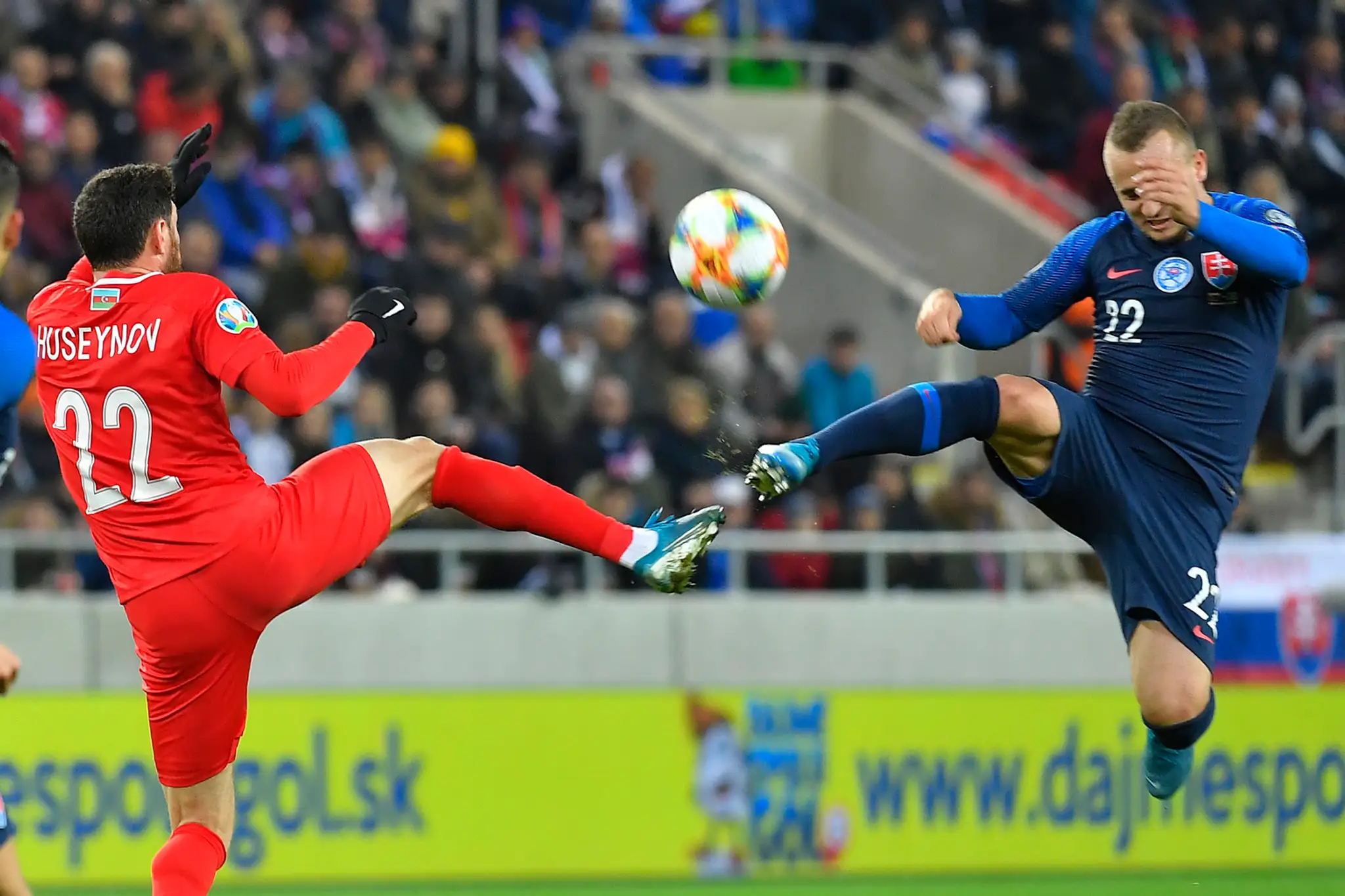 Walesan Aaron Ramsey (vľavo) oslavuje gól v kvalifikácii ME 2020 proti Maďarsku.