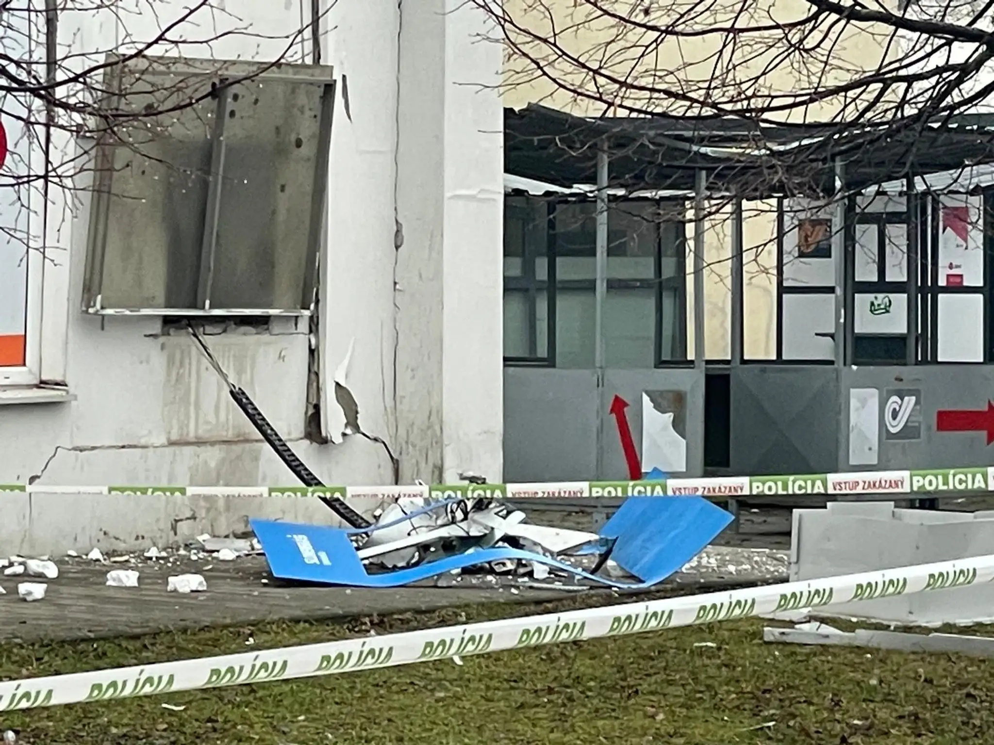 Bankomat rozmetalo.