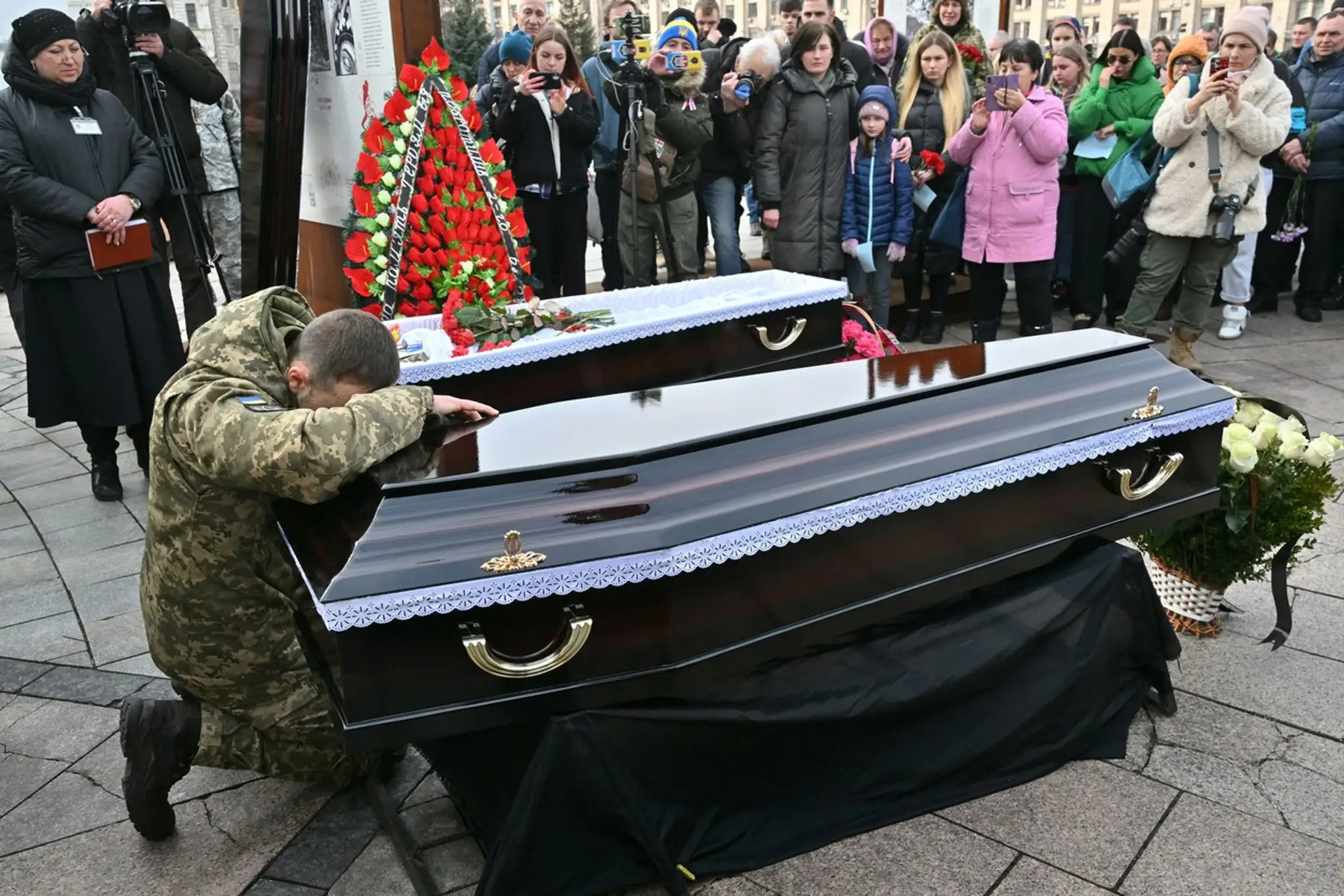 Pohreb Oleha a jeho syna Mykytu, ktorí zahynuli v bitke o Bachmut.