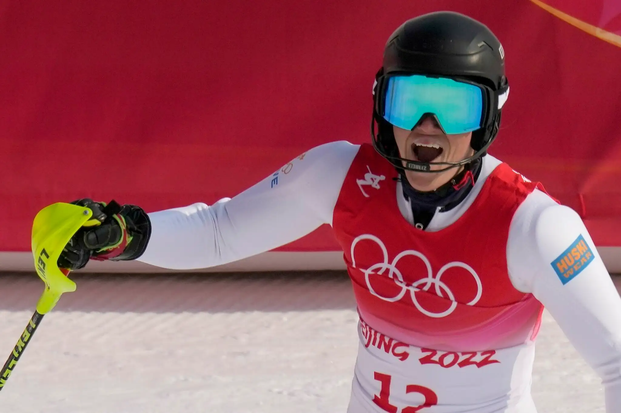 Radosť švédskej lyžiarky Sary Hectorovej po 1. kole slalomu na ZOH 2022.