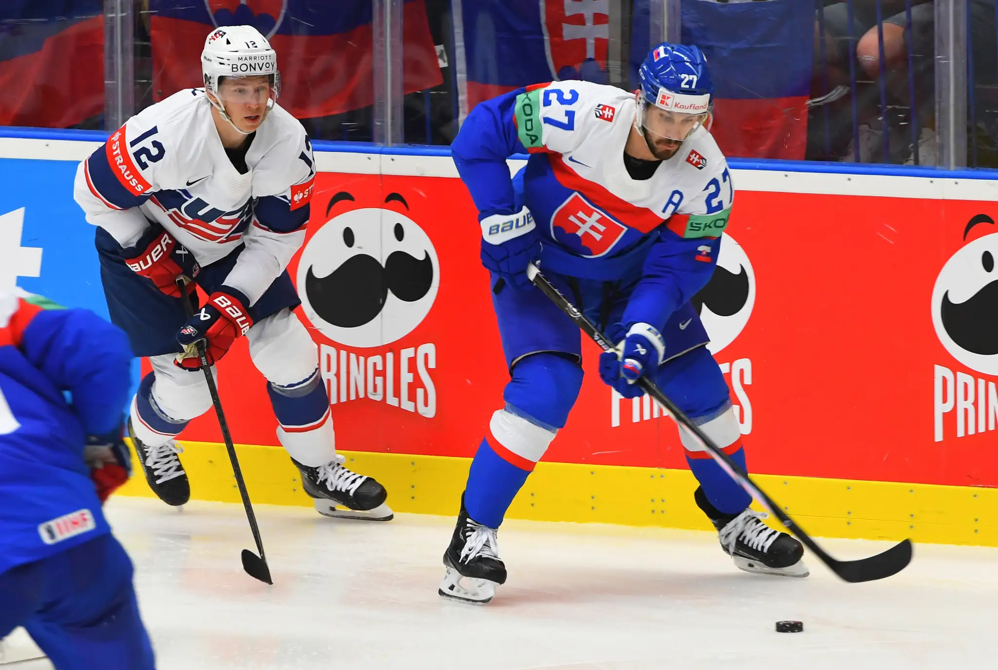 Sprava Marek Hrivík a Američan Matt Boldy počas zápasu na MS 2024.
