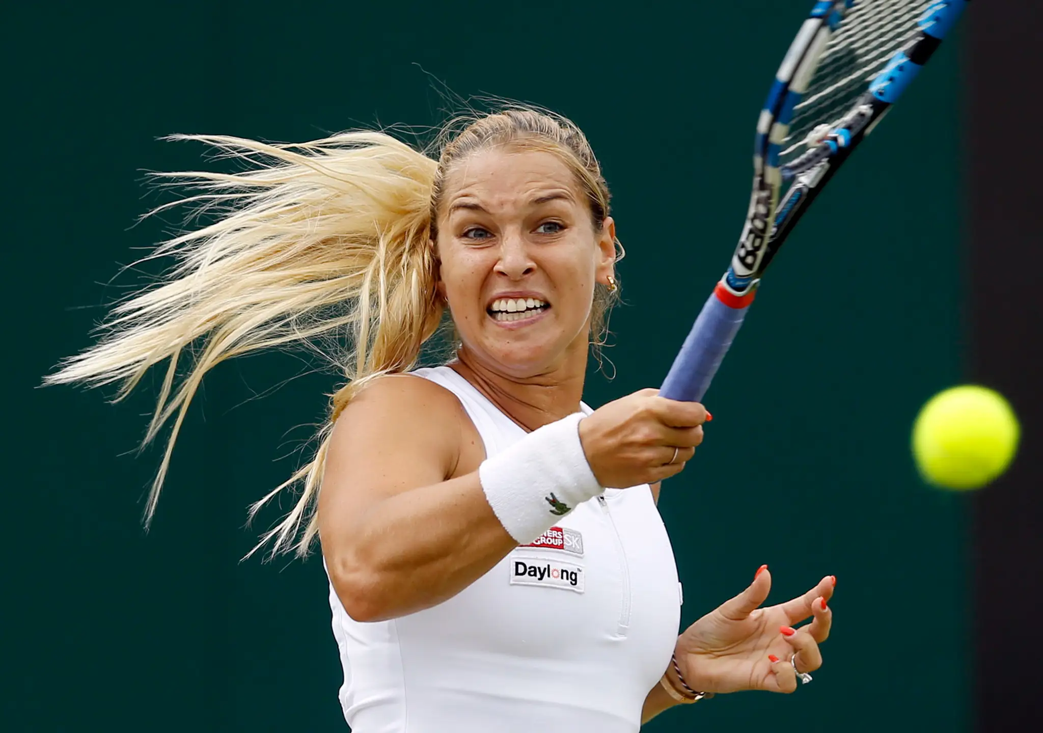 Dominika Cibulková odvracia úder Poľky Agnieszky Radwaňskej v osemfinále Wimbledonu.