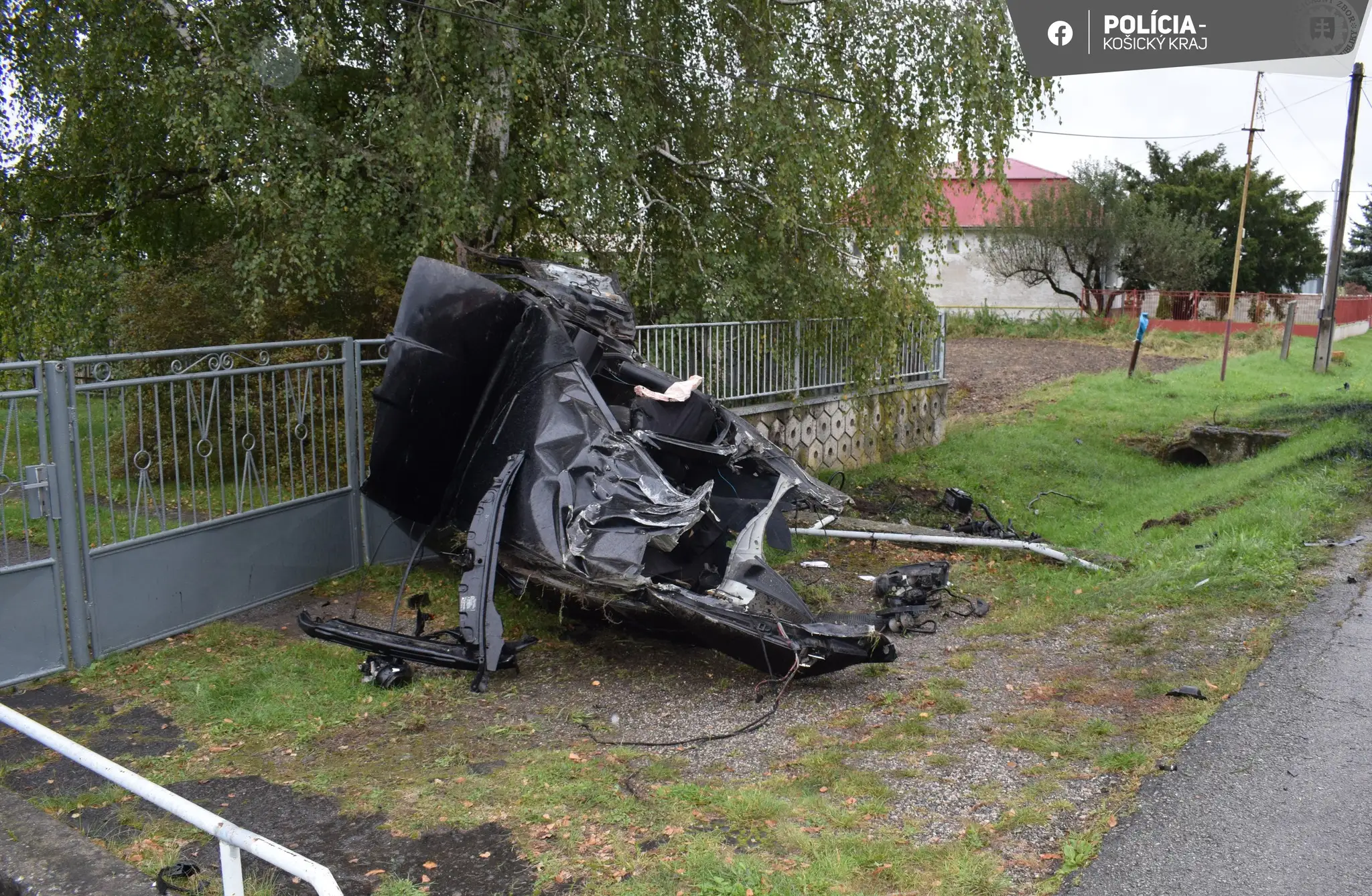 Auto pri nehode roztrhlo na polovicu