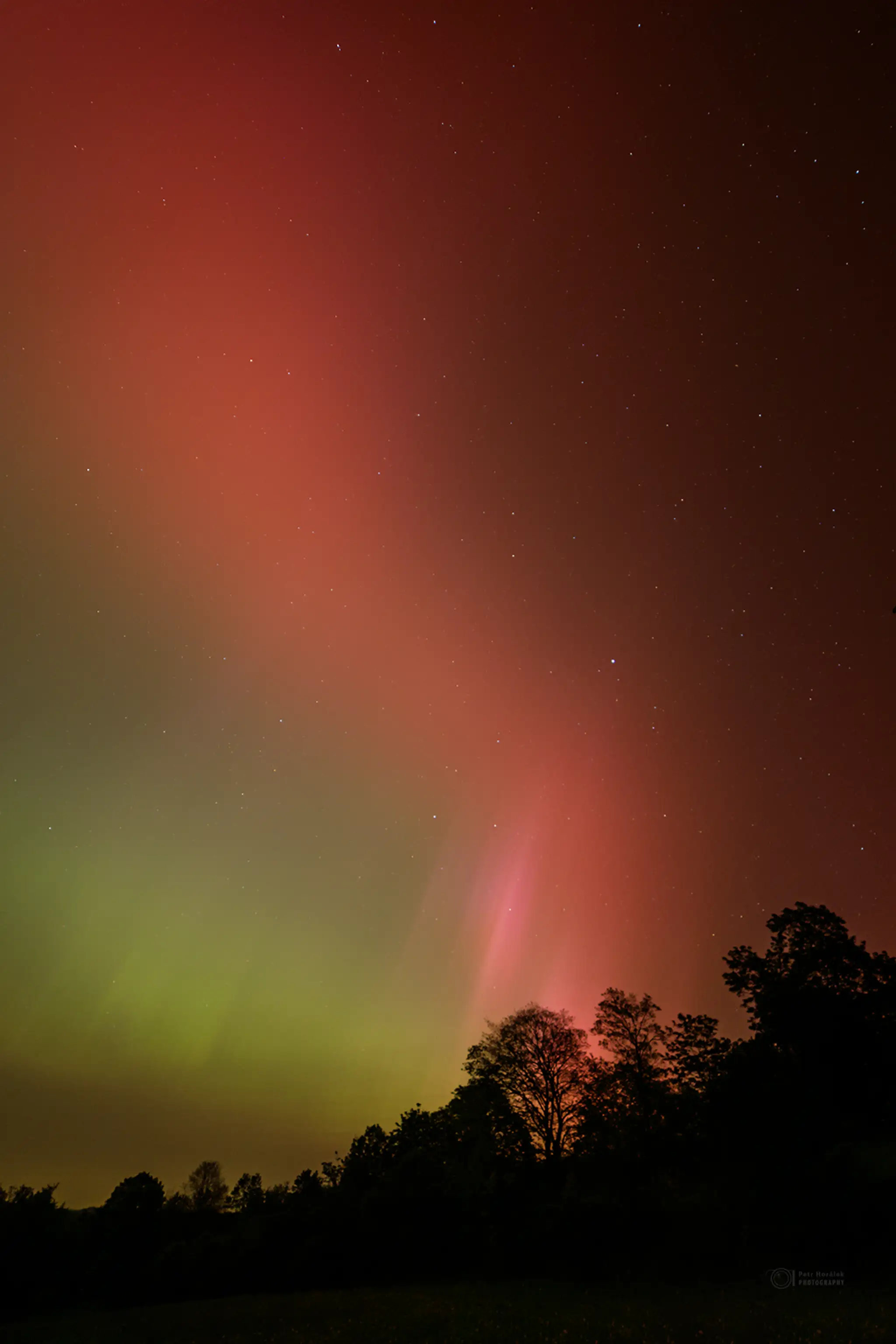 Polárna žiara i takzvaný aurorálny anjel nad obcou Záhořice.