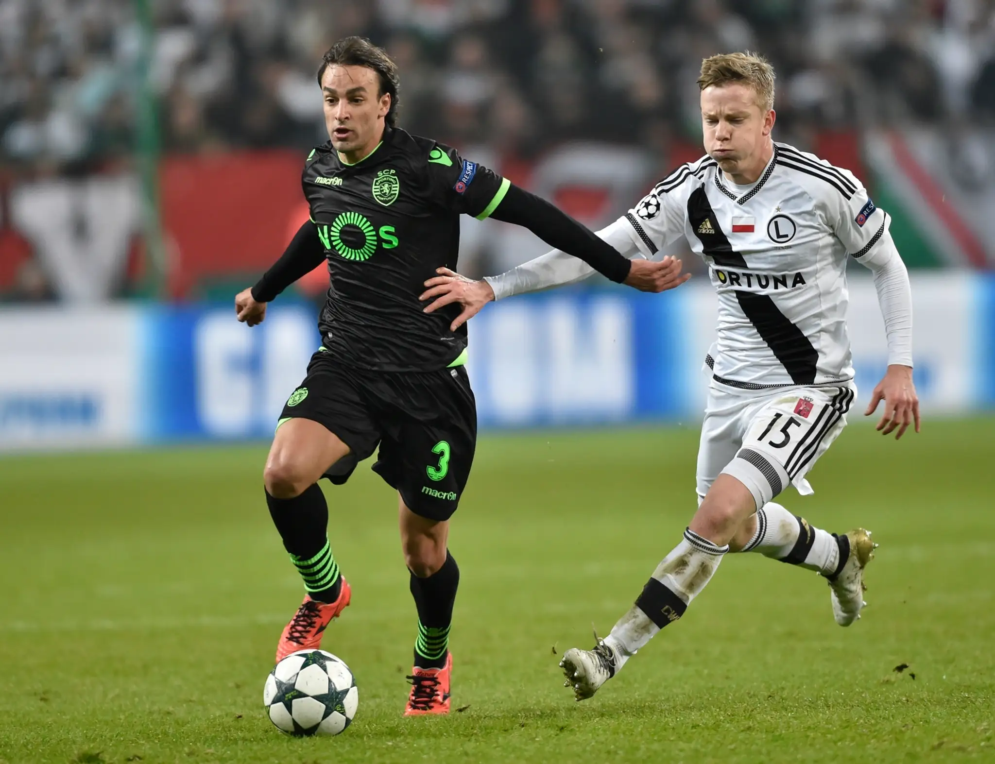 Strelca Sportingu Lisabon Lazara Markoviča (vľavo) stíha v dueli LM proti Legii Varšava Michal Kopczynski,