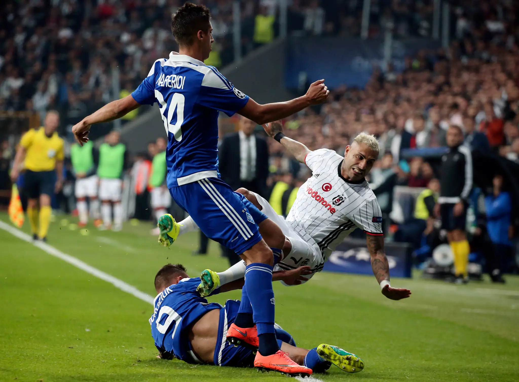 Ricardo Quaresma z Besiktasu (v bielom) atakovaný dvojicou z Dynama Jyjev Jevgenom Kačeridim (vľavo) a Mykolom Moroziukom v duel