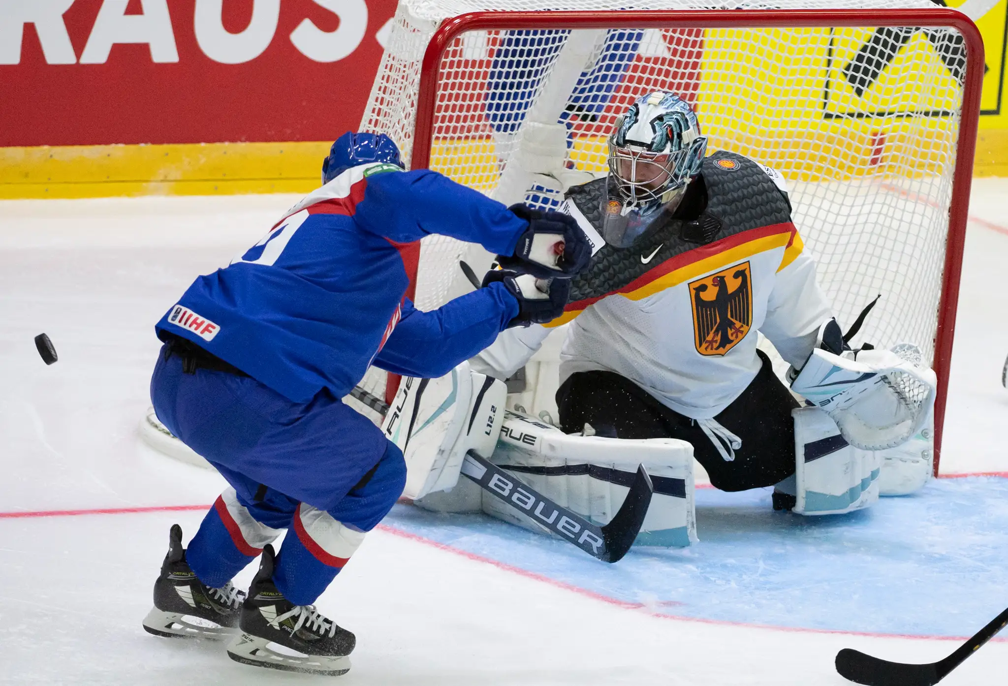 Na snímke zľava kapitán slovenskej hokejovej reprezentácie Tomáš Tatar a nemecký brankár Philipp Grubauer.