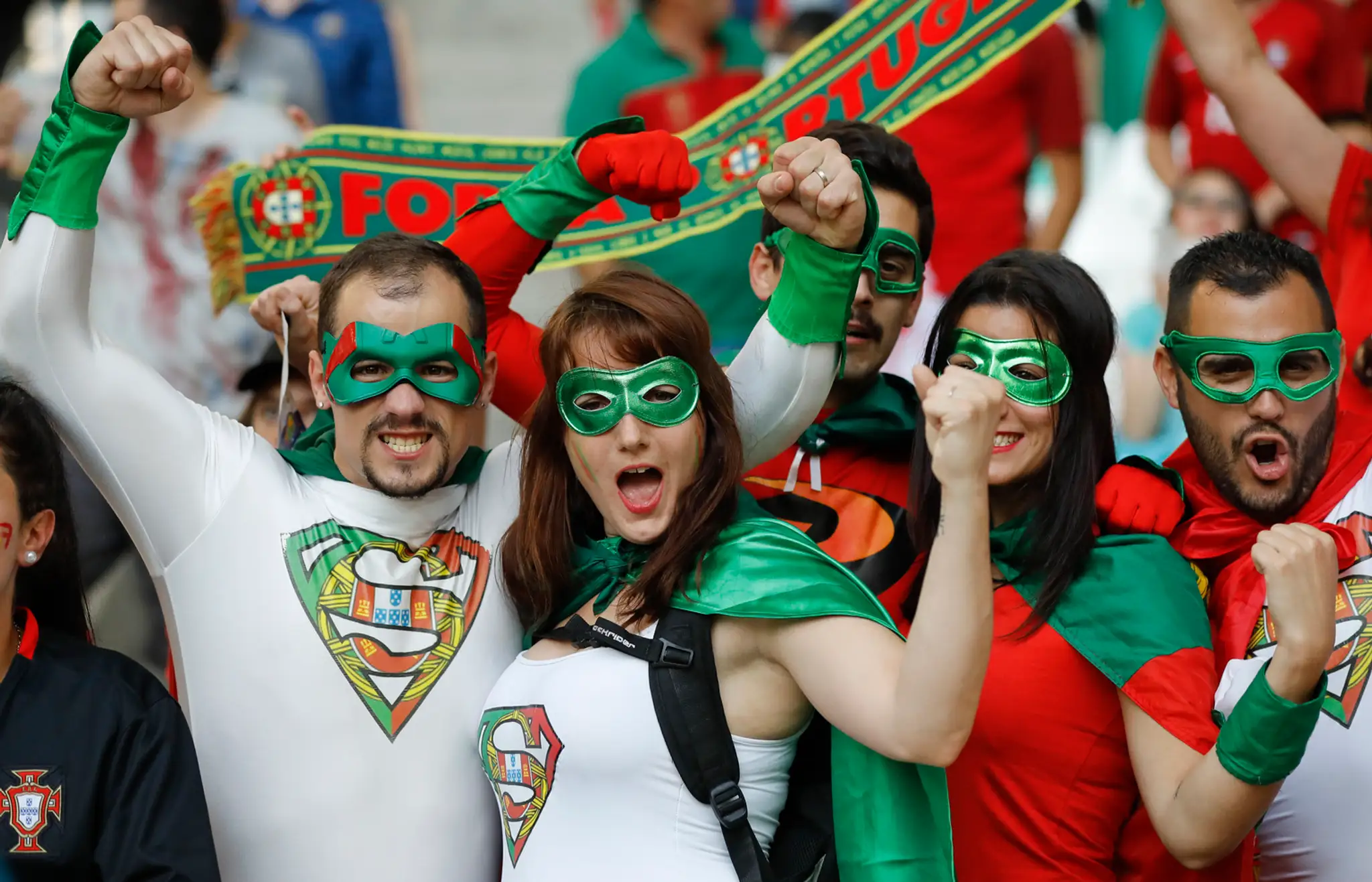 Portugalskí fanúšikovia povzbudzujú pred začiatkom štvrťfinále ME proti Poľsku.