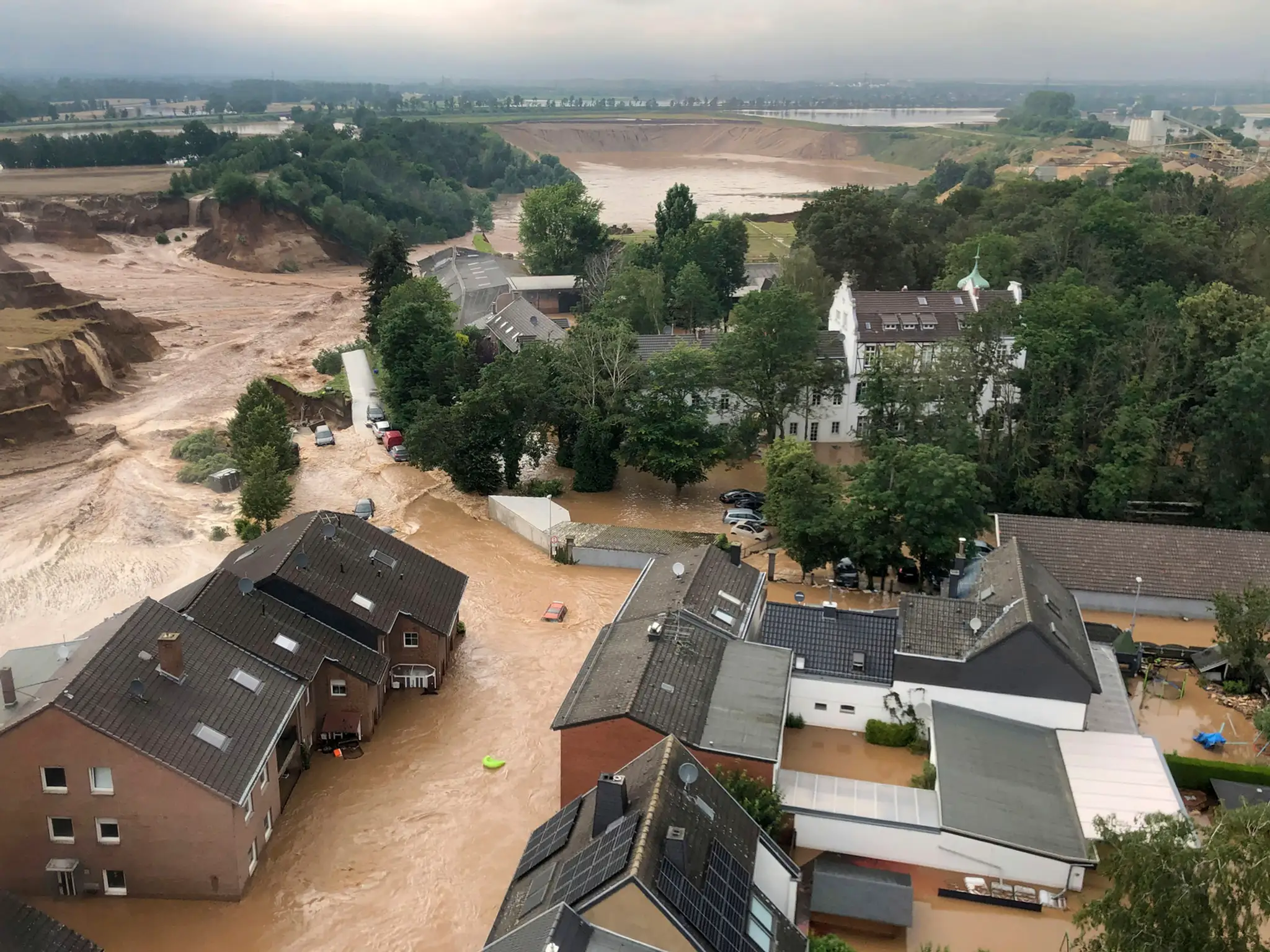 V oblasti Erftstadt-Blessem došlo pri povodniach k rozsiahlym zosuvom pôdy, ktoré zmietli viacero domov a vozidiel.
