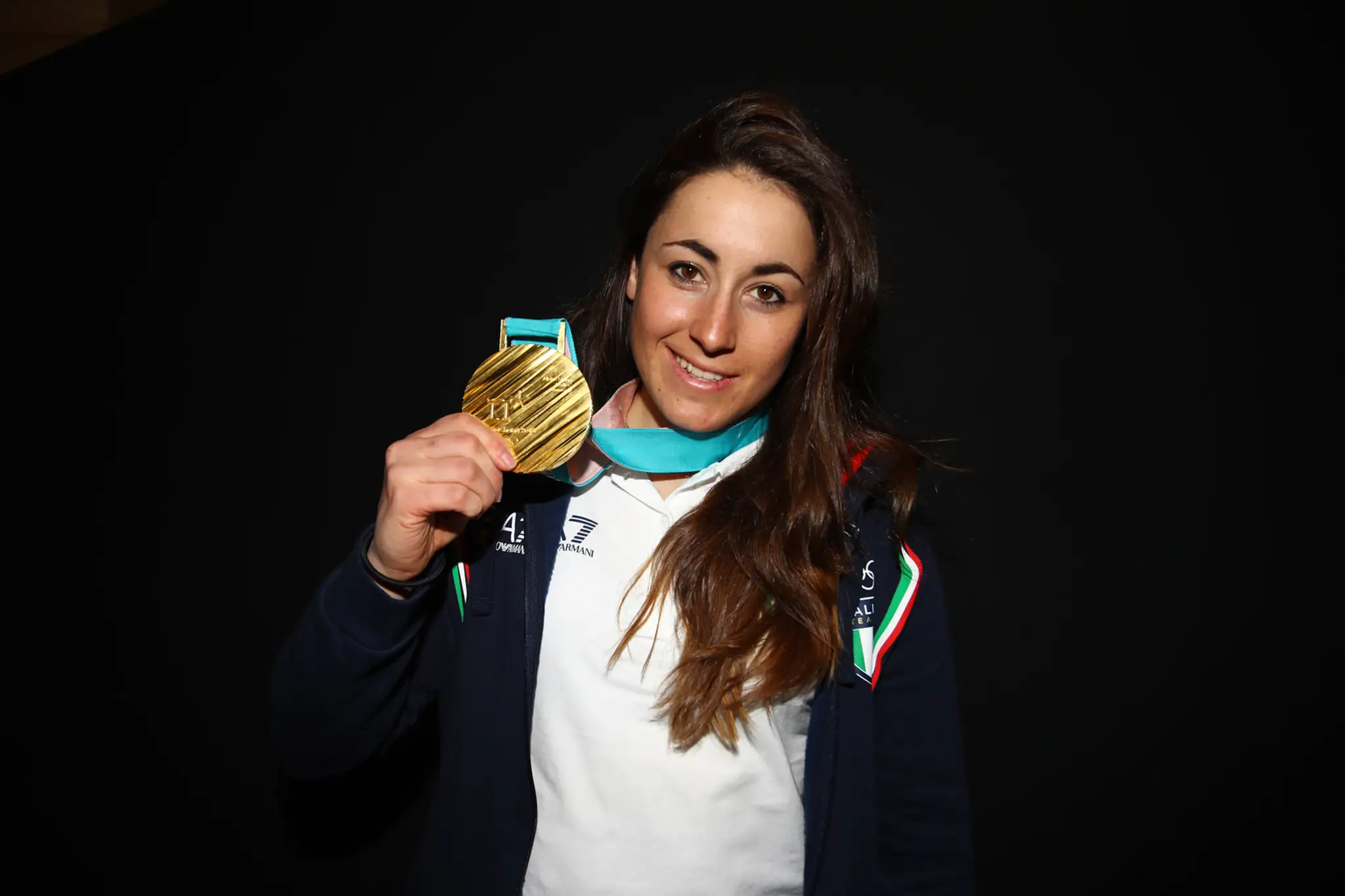 Talianska lyžiarka Sofia Goggiová pózuje so zlatou medailou po triumfe v zjazde na ZOH 2018.